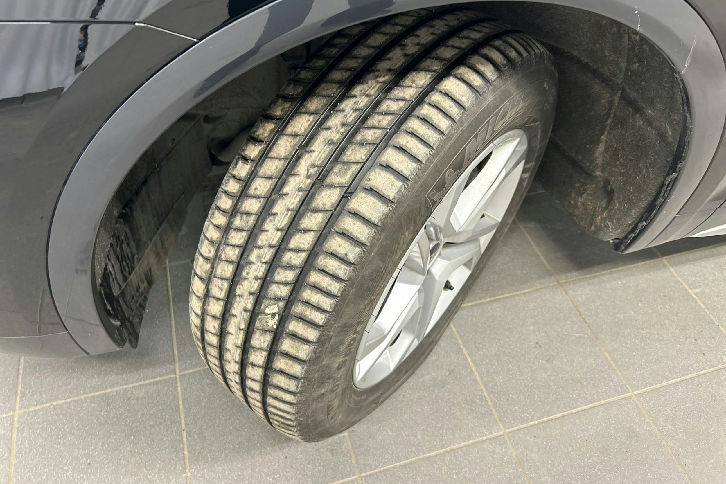 musta Audi Q5 2024 kuva 10.