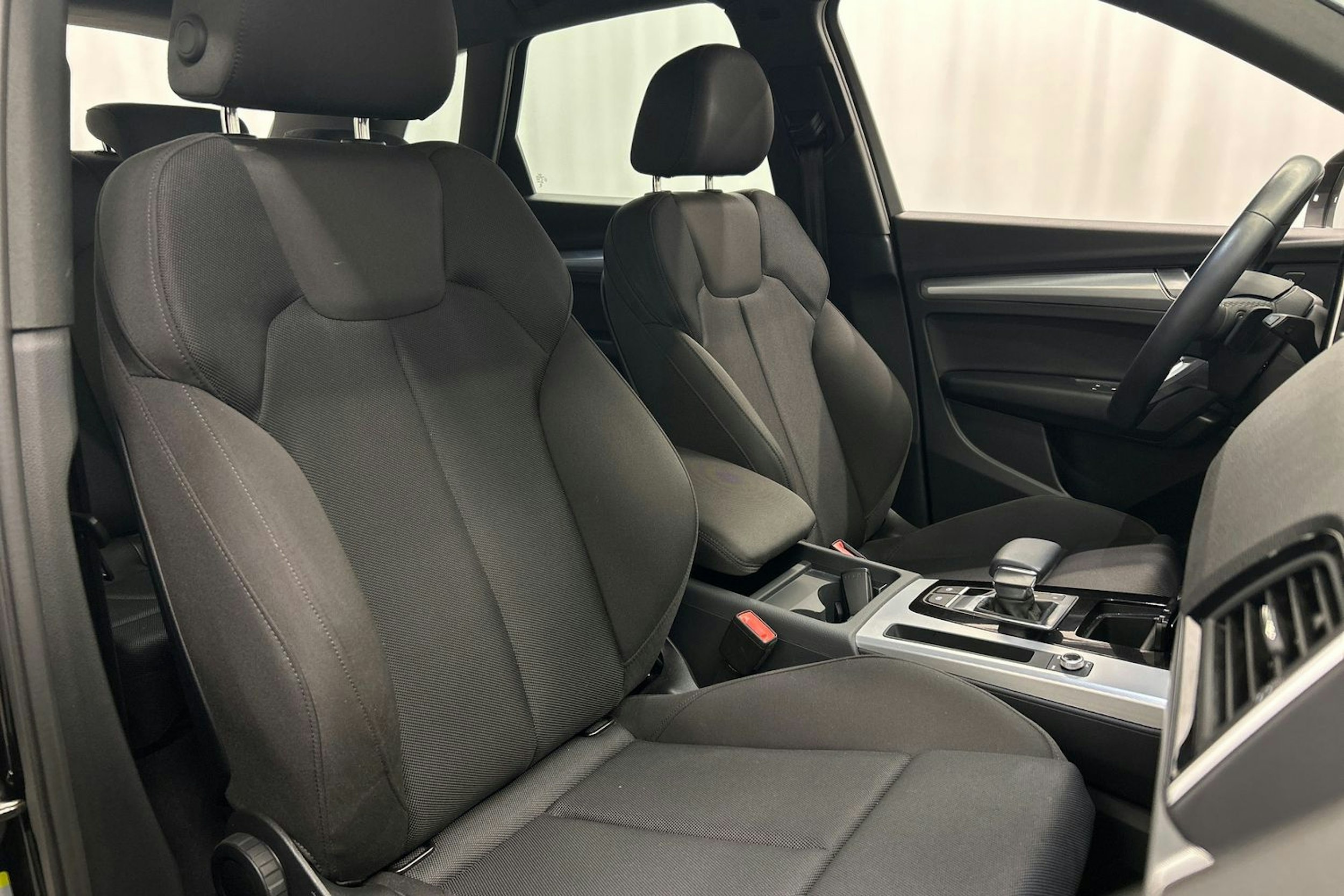 musta Audi Q5 2024 kuva 11.