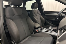 musta Audi Q5 2024 kuva 11.