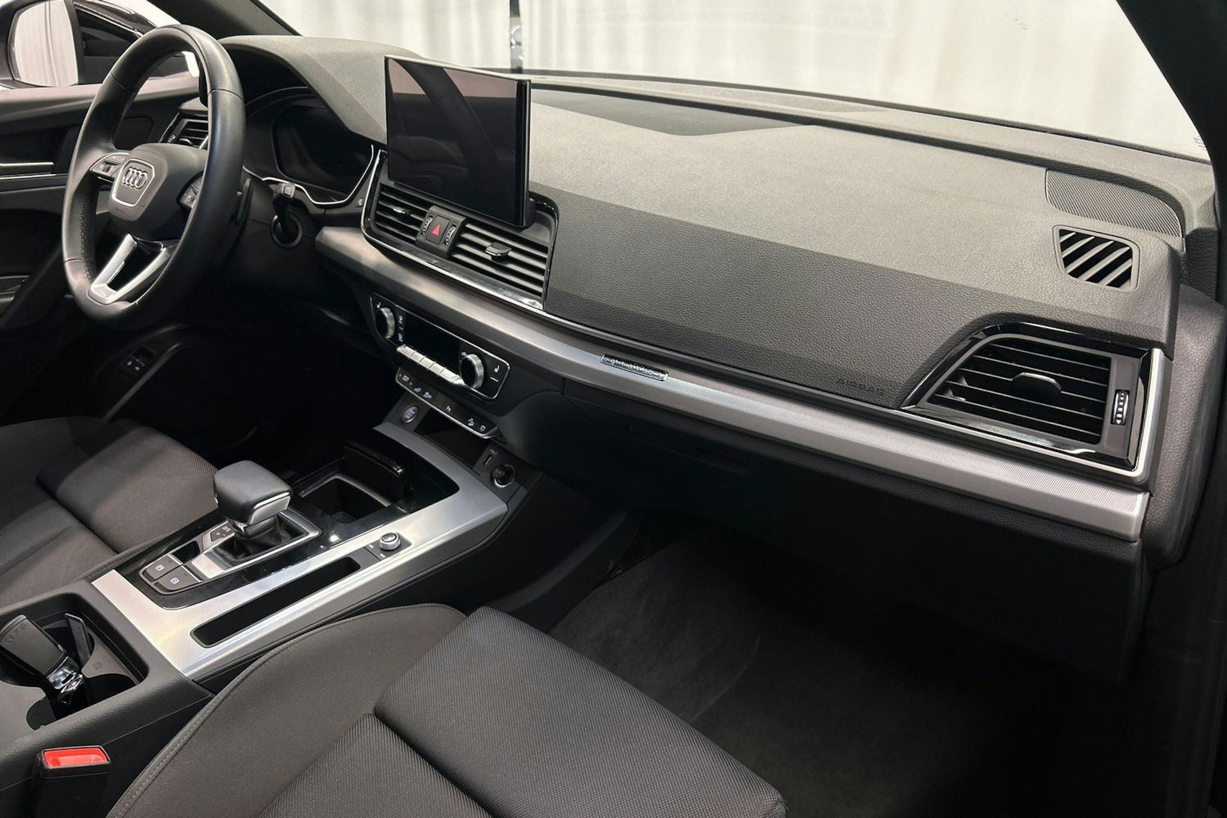 musta Audi Q5 2024 kuva 12.