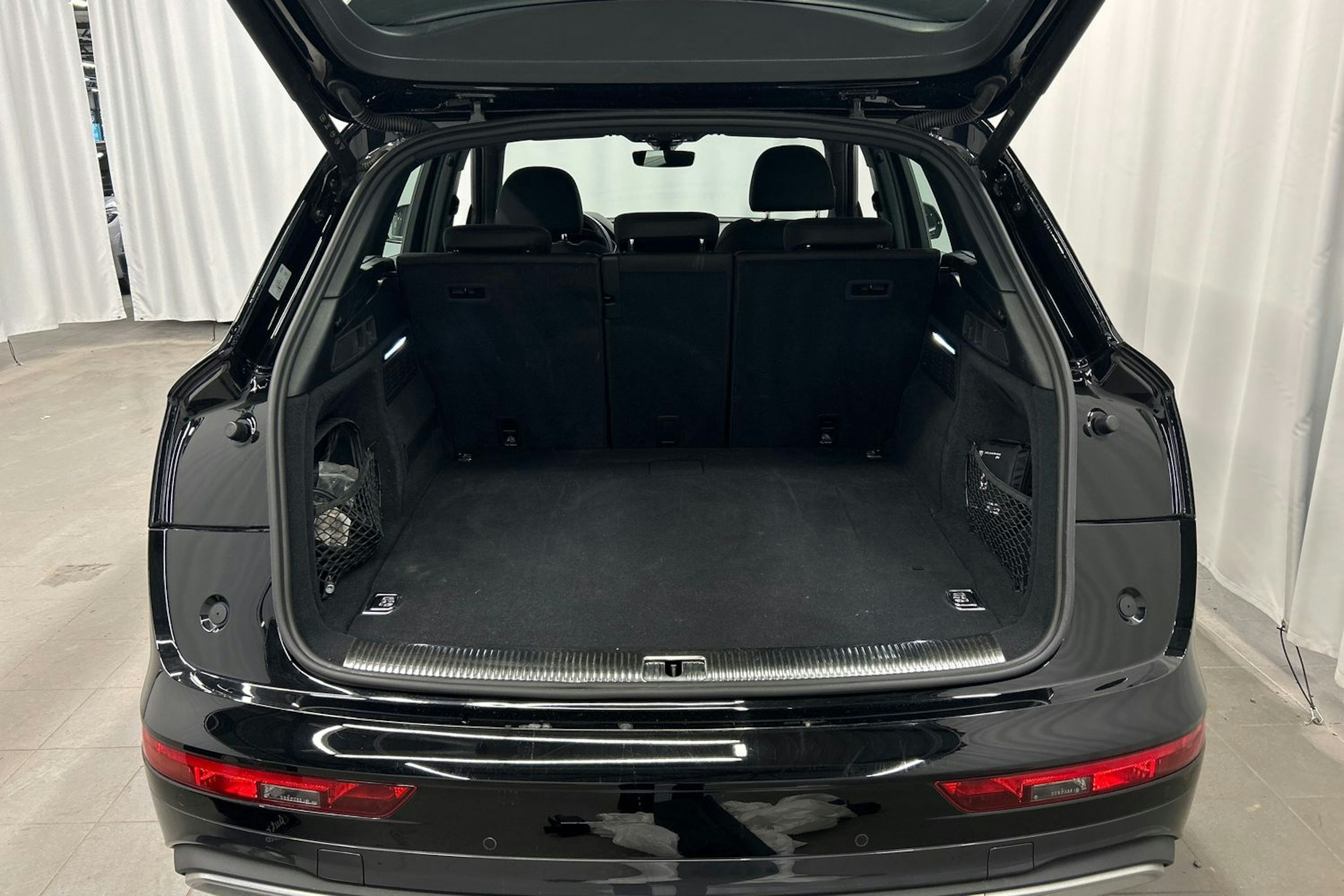 musta Audi Q5 2024 kuva 13.