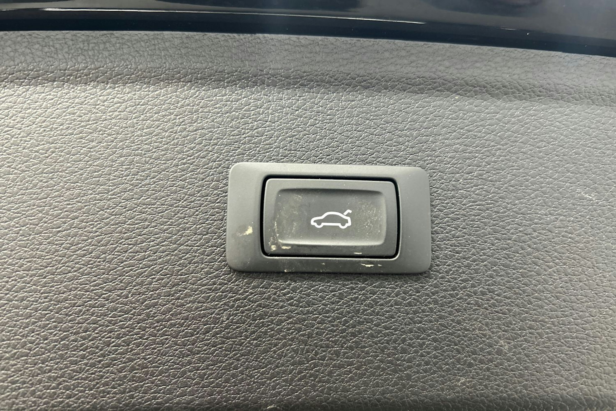 musta Audi Q5 2024 kuva 14.