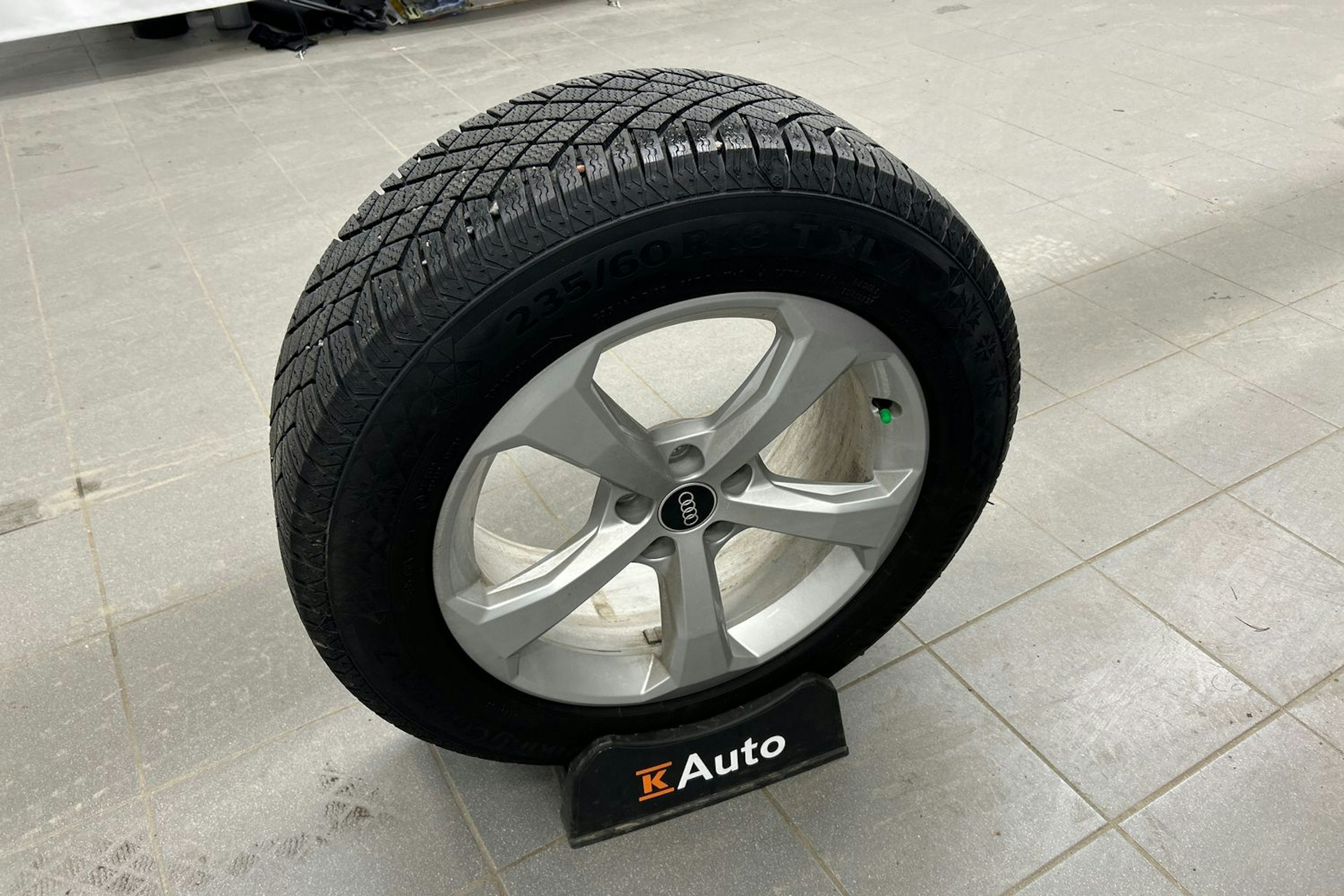 musta Audi Q5 2024 kuva 15.