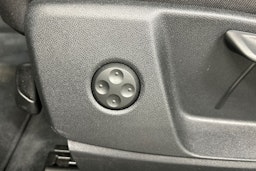 musta Audi Q5 2024 kuva 16.