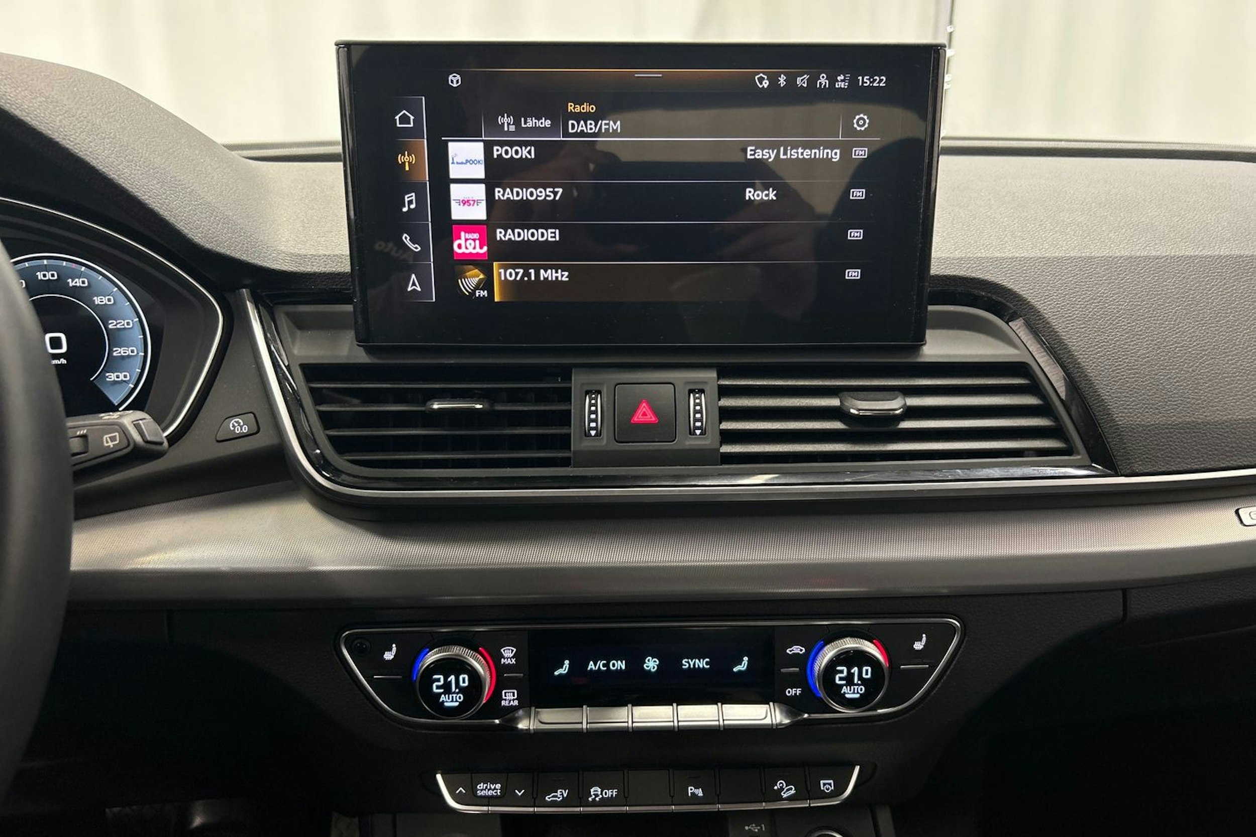 musta Audi Q5 2024 kuva 21.