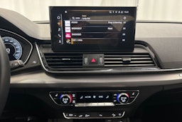 musta Audi Q5 2024 kuva 21.