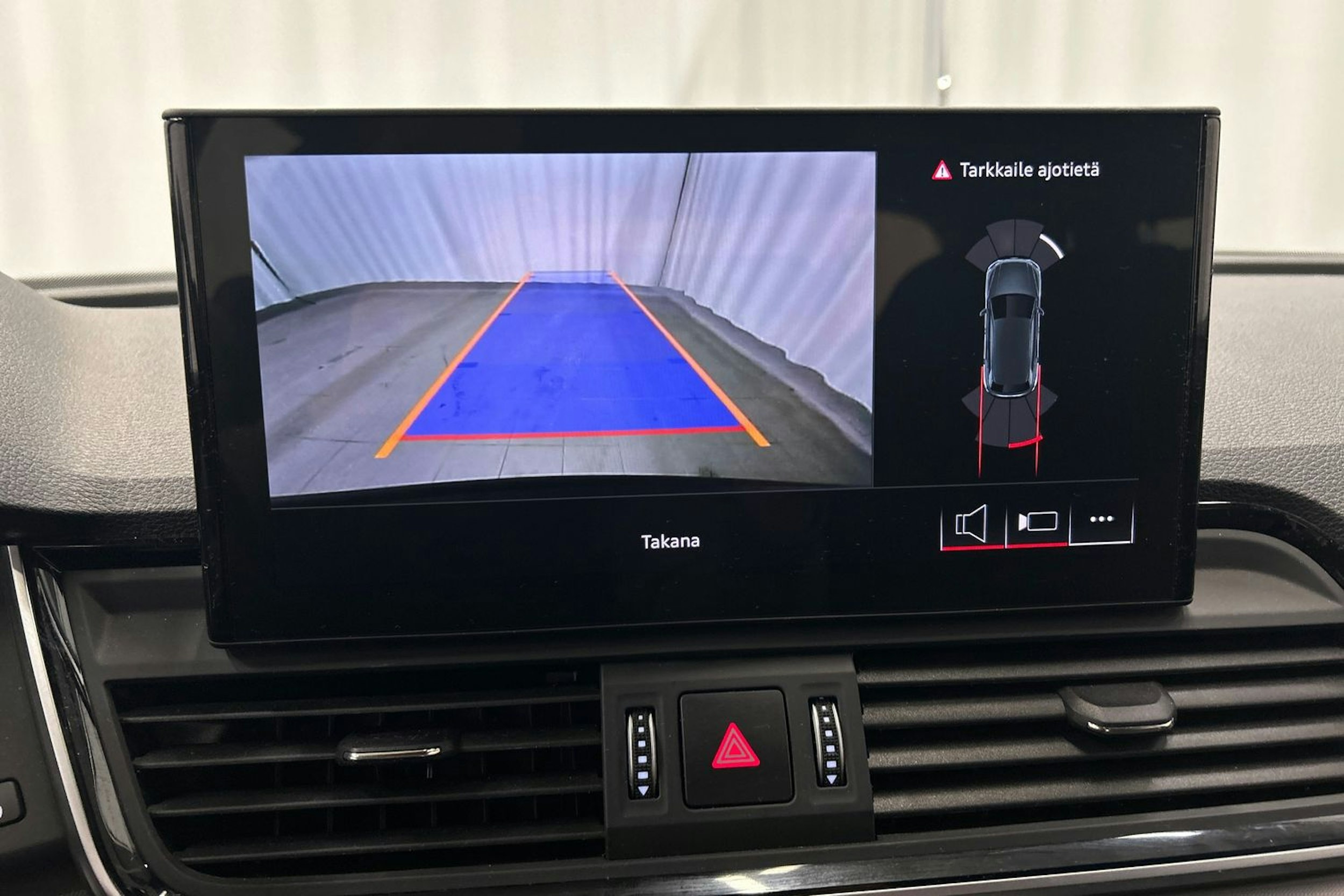 musta Audi Q5 2024 kuva 22.