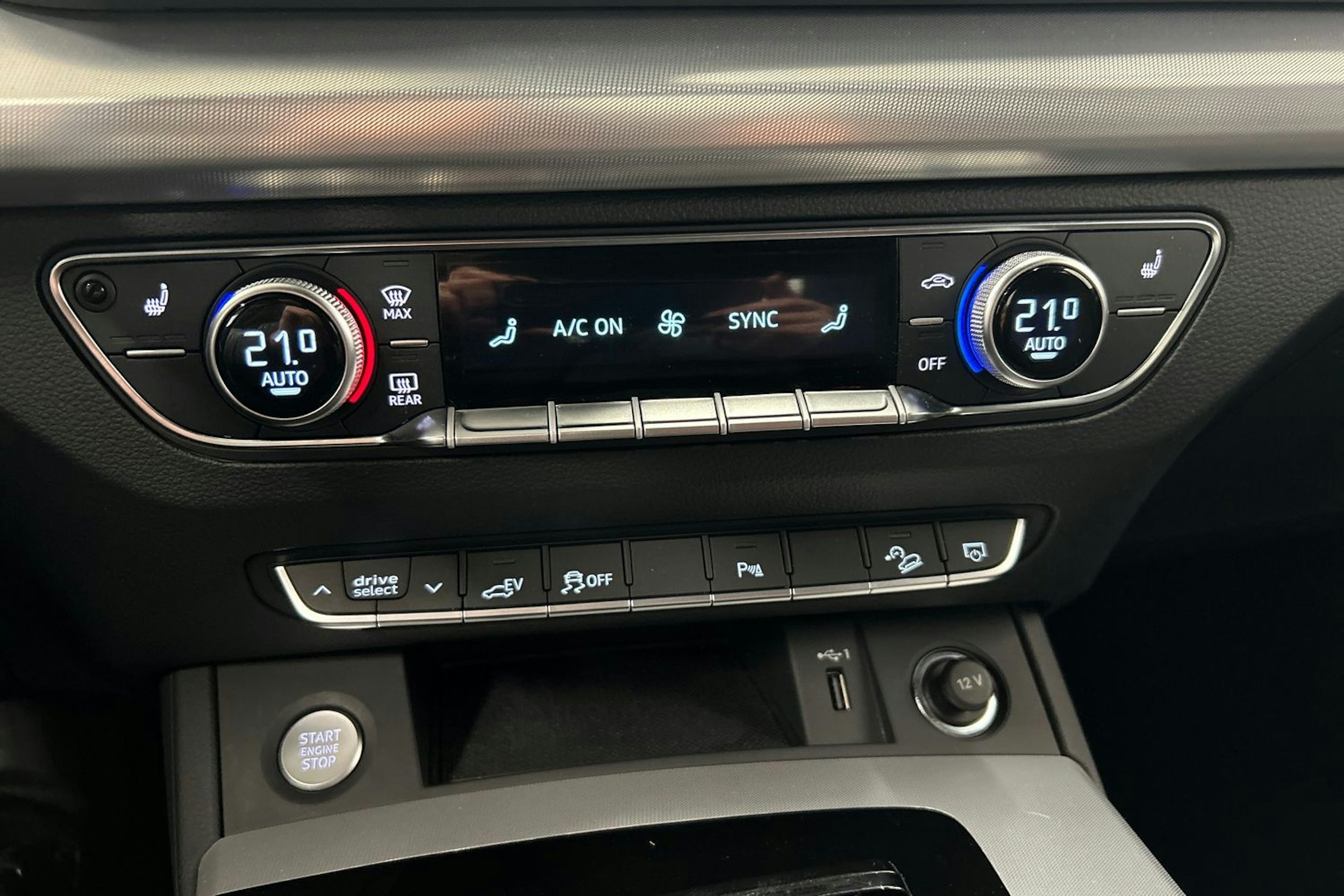 musta Audi Q5 2024 kuva 23.