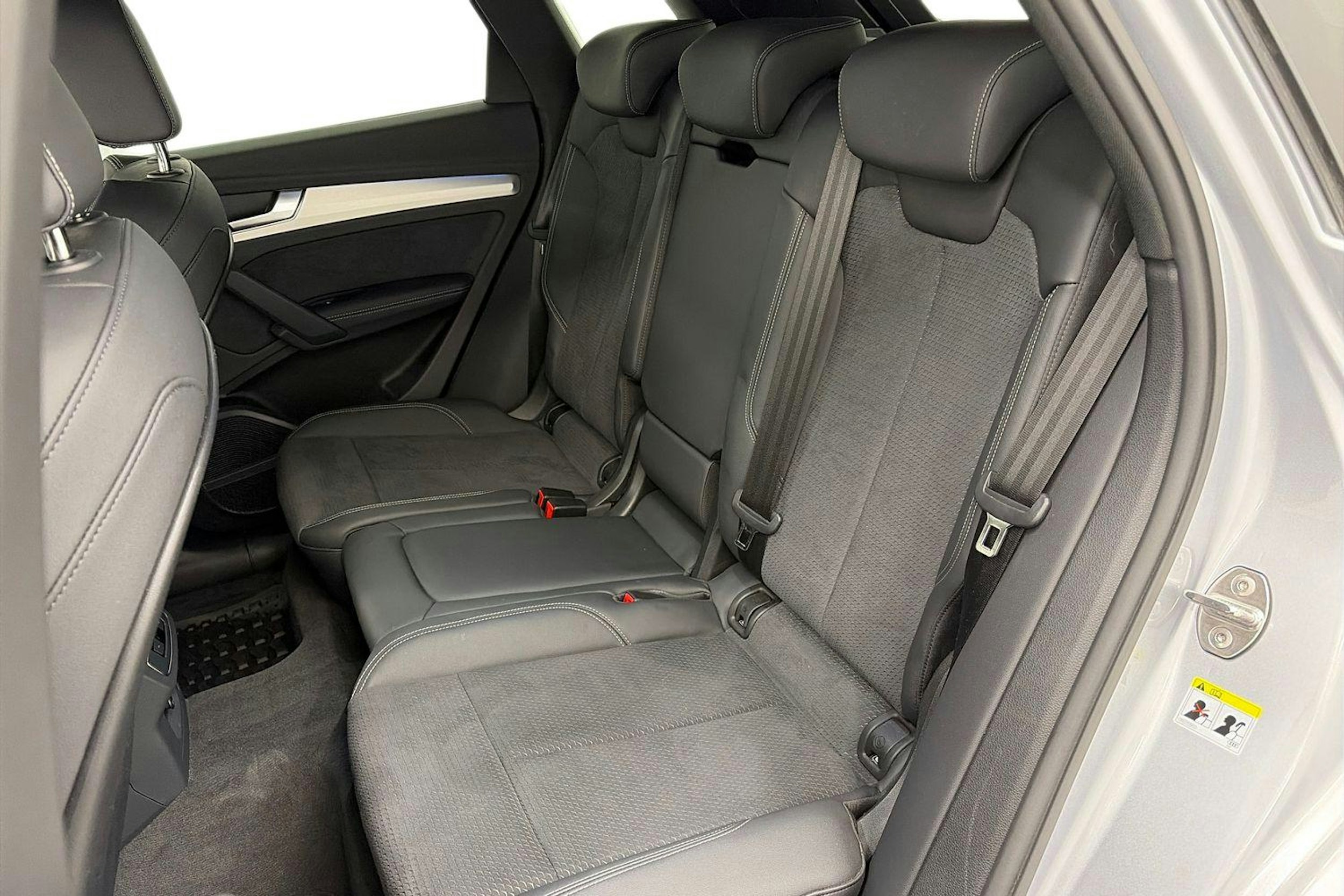 Harmaa Audi Q5 2024 kuva 10.