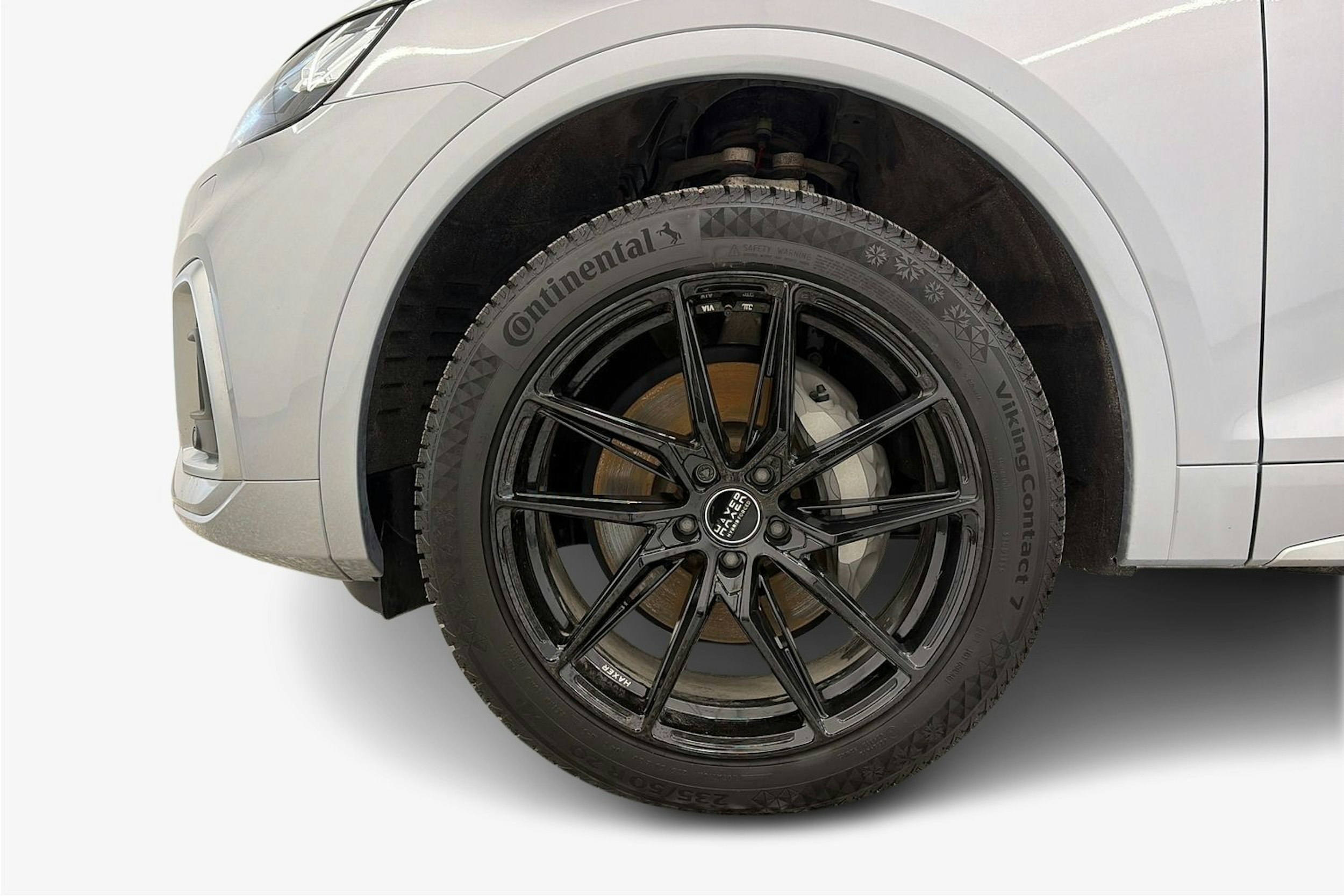 Harmaa Audi Q5 2024 kuva 11.