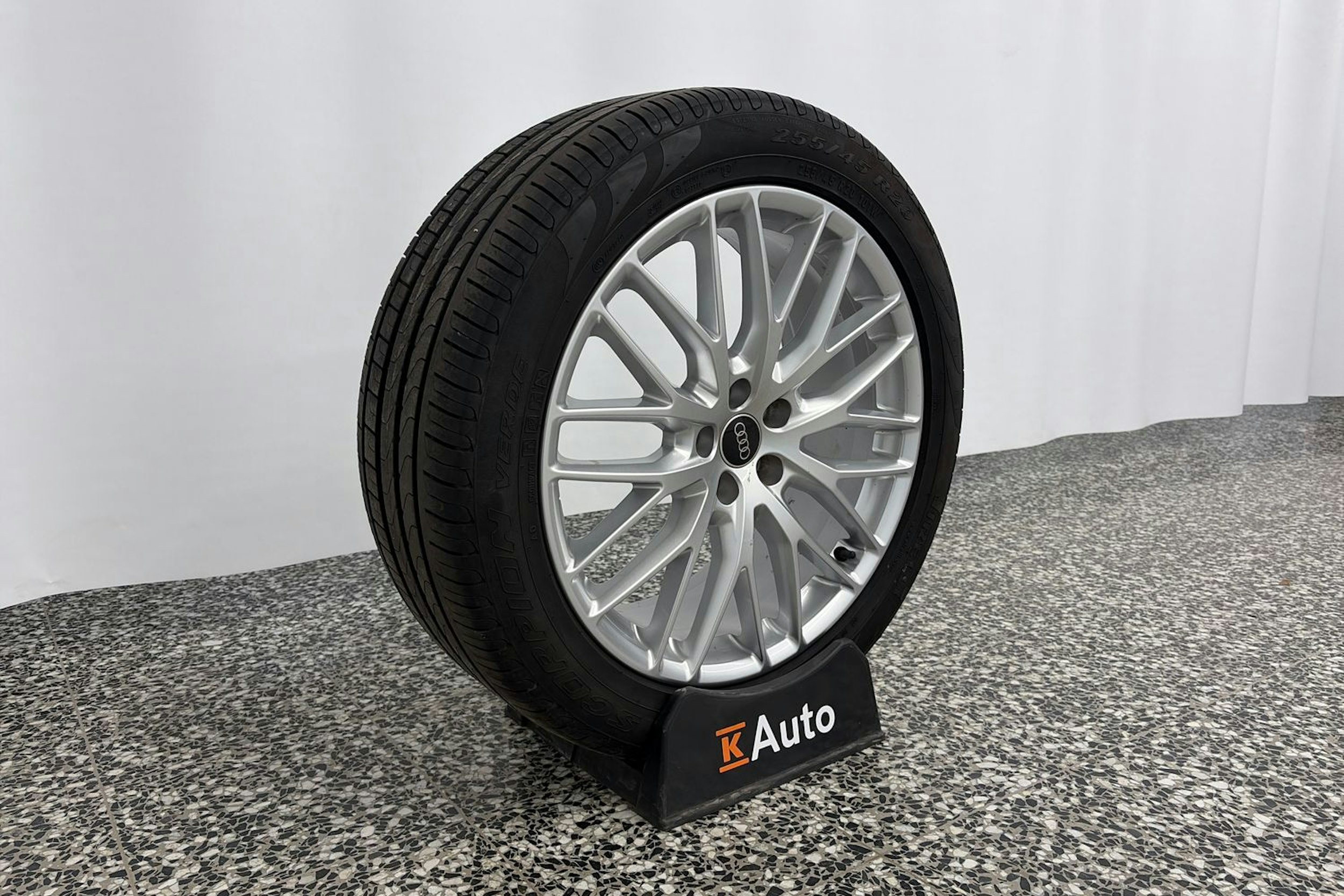 Harmaa Audi Q5 2024 kuva 13.