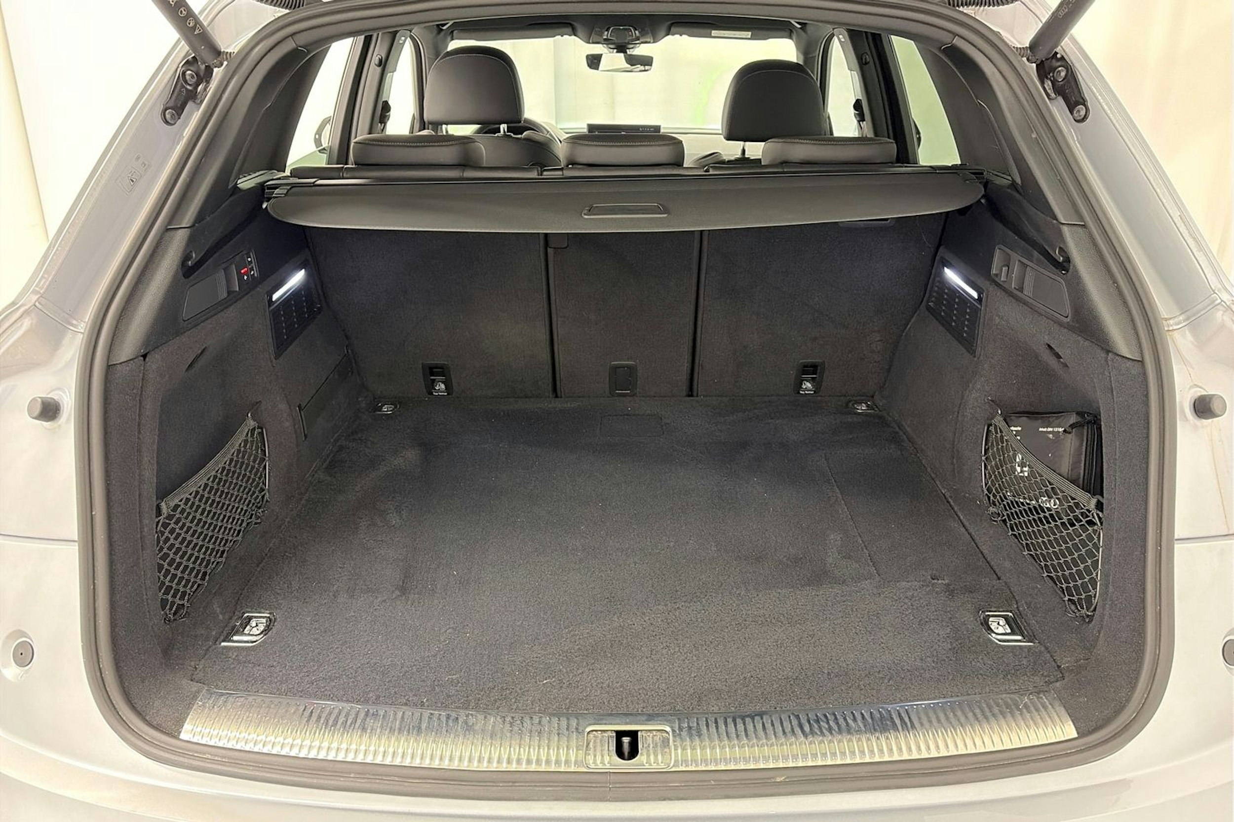 Harmaa Audi Q5 2024 kuva 14.