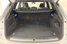 Harmaa Audi Q5 2024 kuva 14.