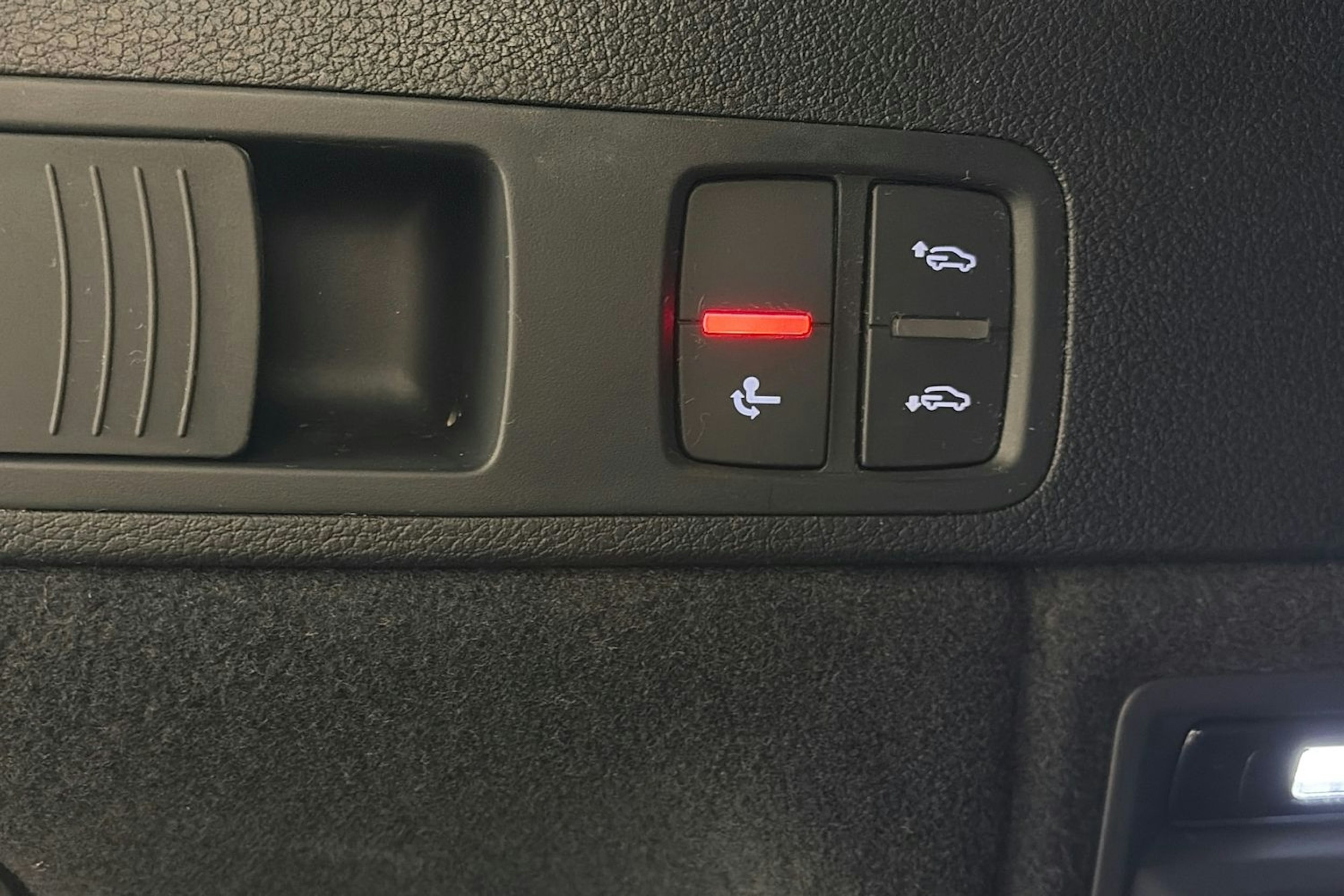 Harmaa Audi Q5 2024 kuva 16.