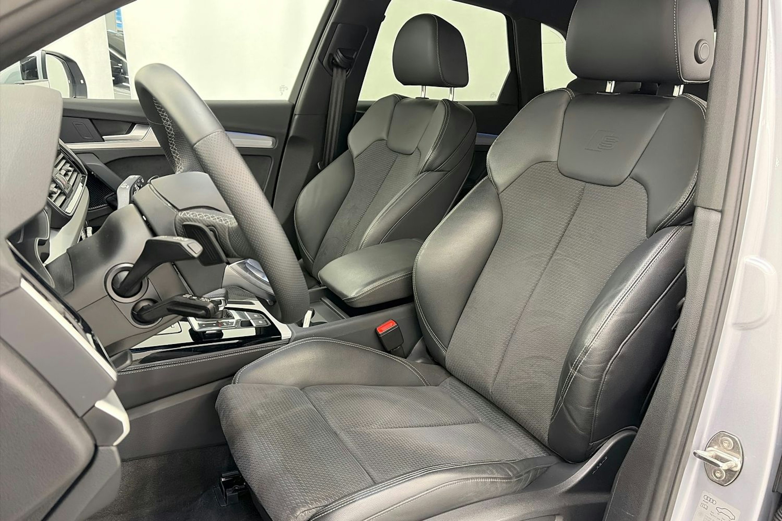 Harmaa Audi Q5 2024 kuva 17.