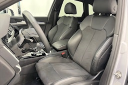 Harmaa Audi Q5 2024 kuva 17.