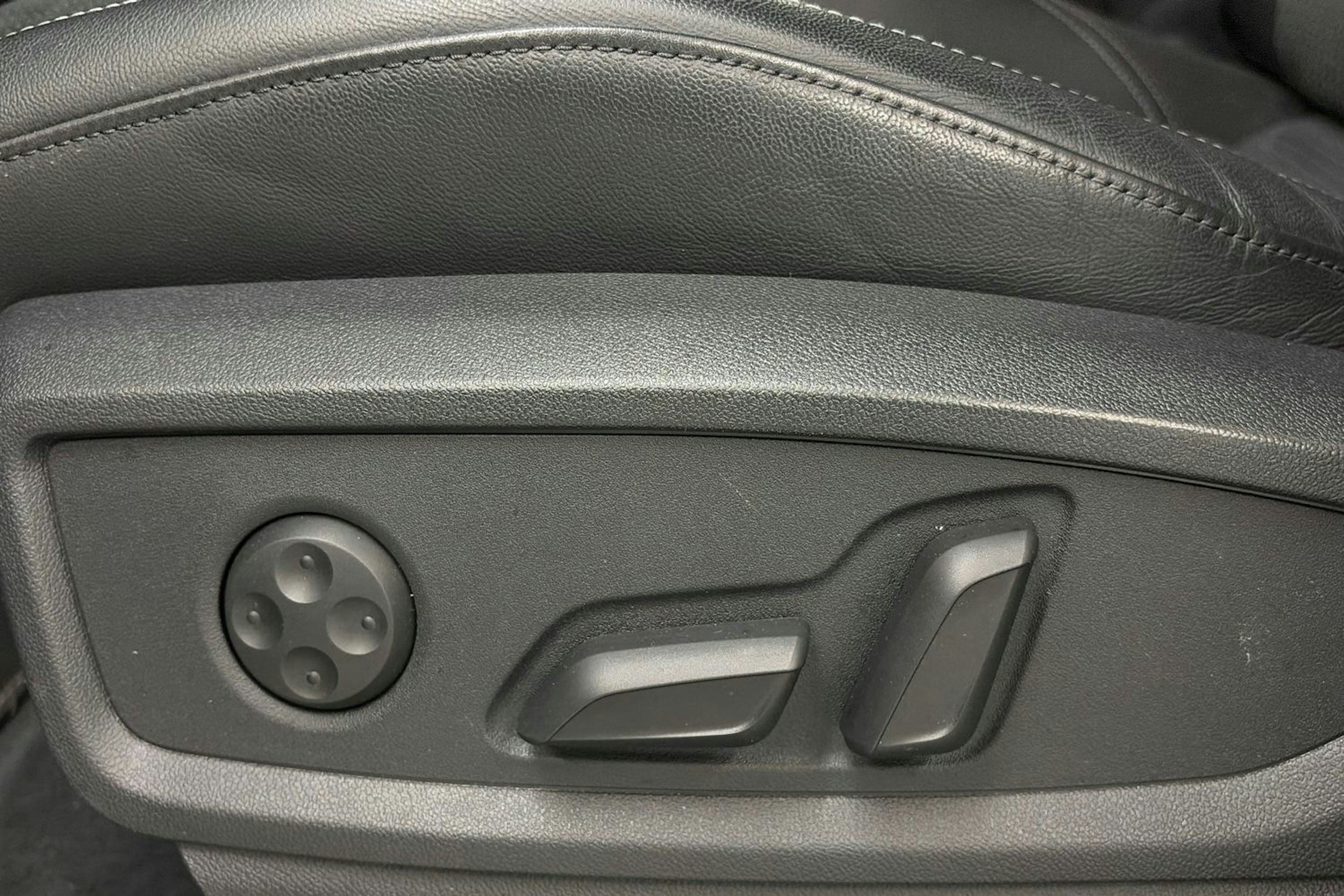 Harmaa Audi Q5 2024 kuva 18.