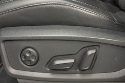 Harmaa Audi Q5 2024 kuva 18.