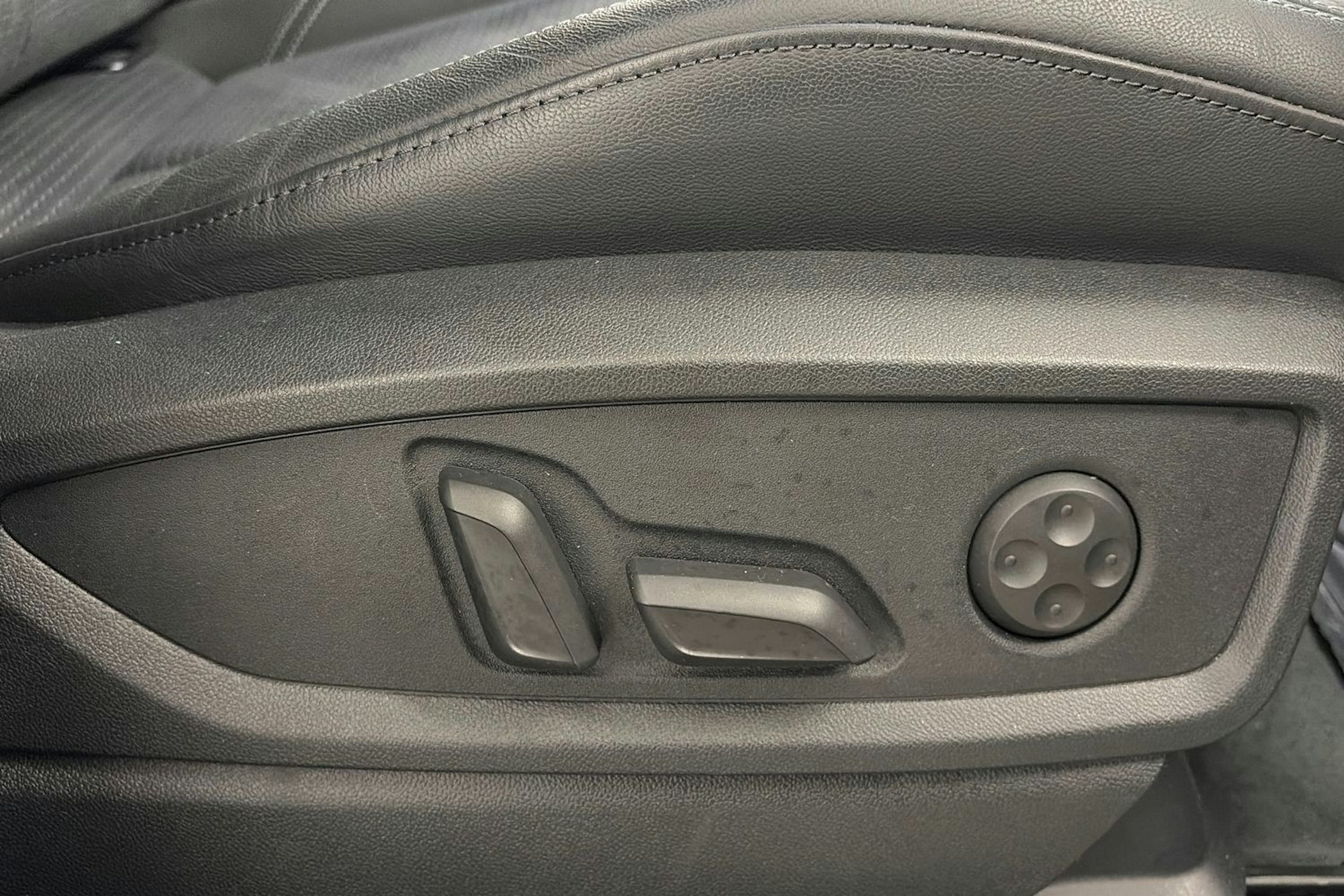 Harmaa Audi Q5 2024 kuva 19.