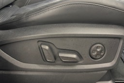 Harmaa Audi Q5 2024 kuva 19.