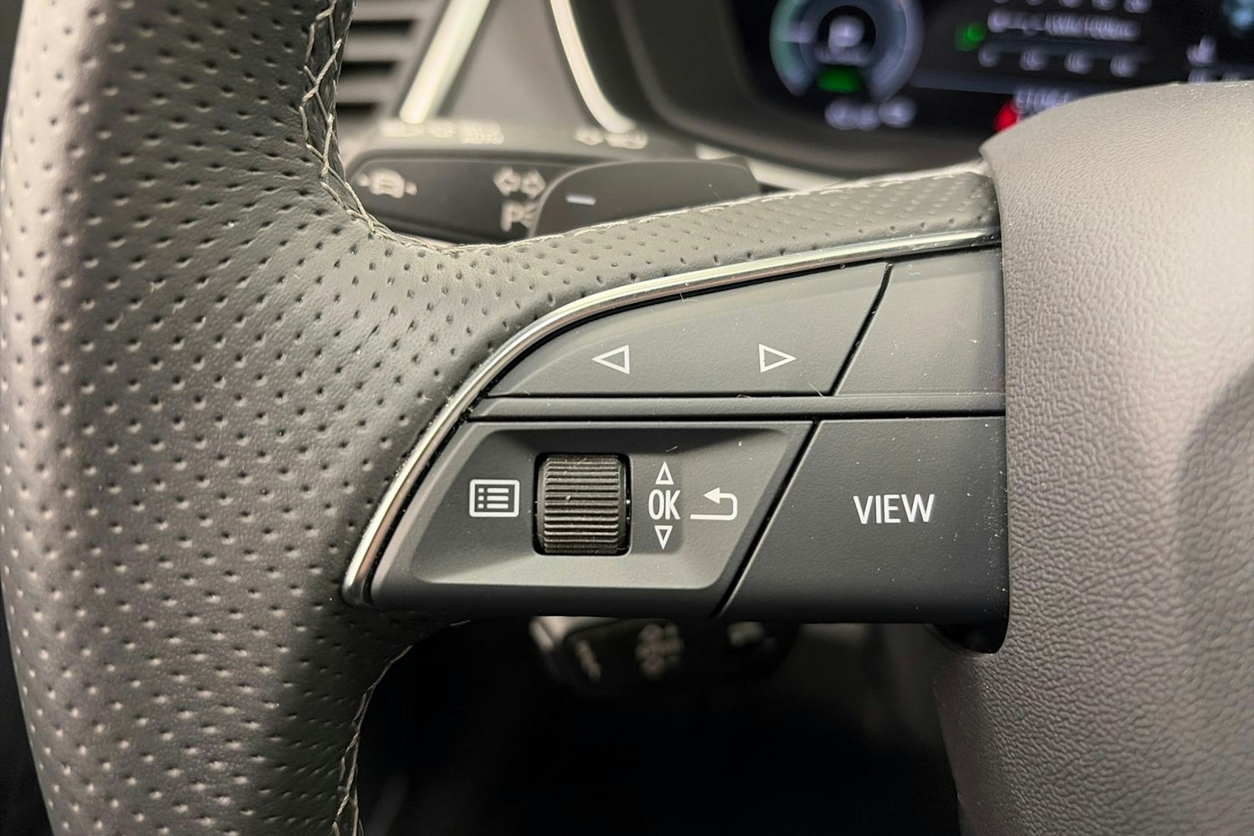 Harmaa Audi Q5 2024 kuva 22.