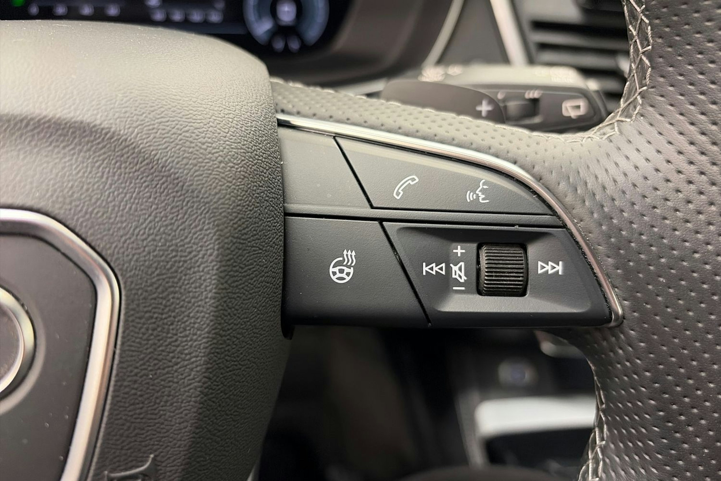 Harmaa Audi Q5 2024 kuva 23.