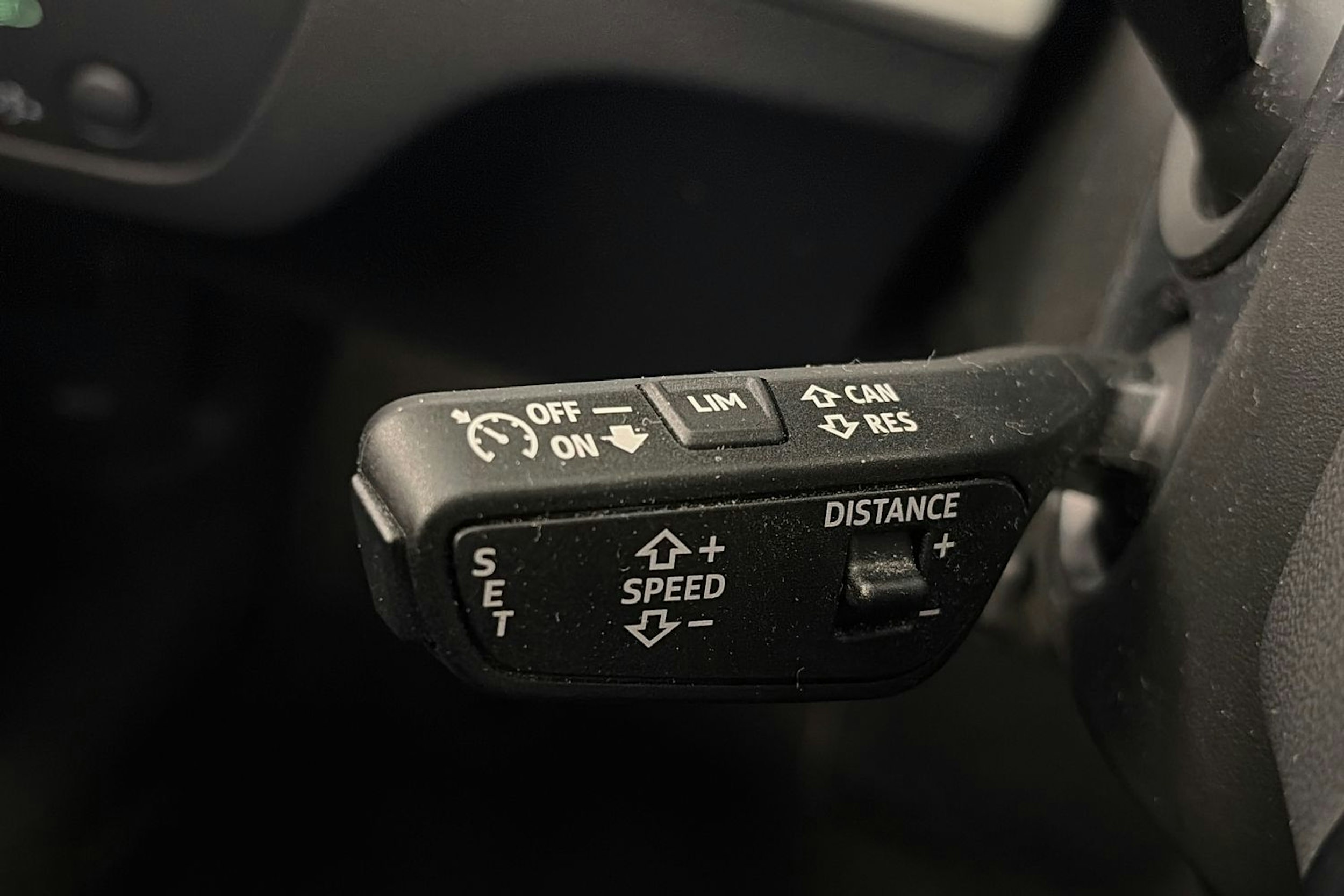 Harmaa Audi Q5 2024 kuva 24.