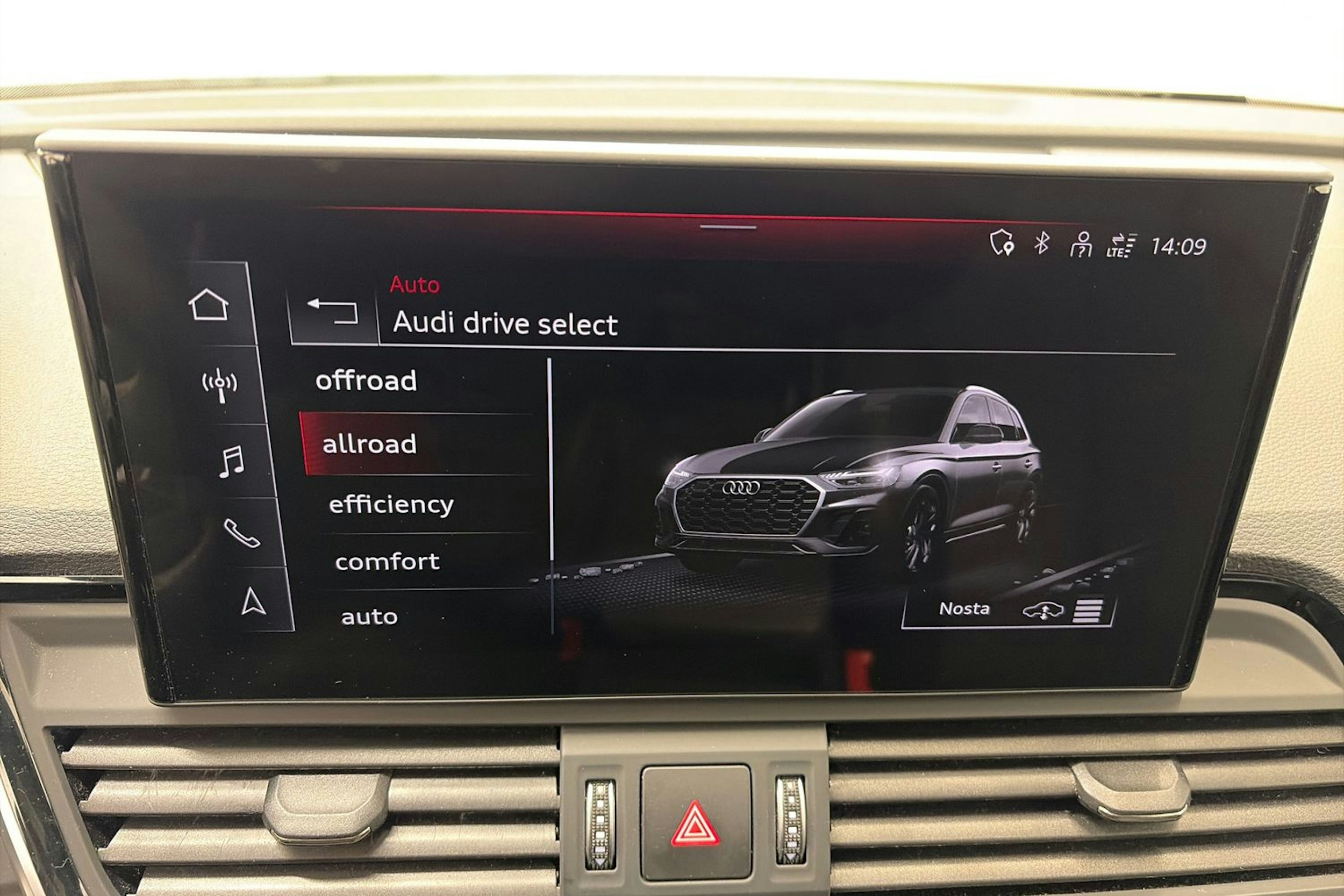 Harmaa Audi Q5 2024 kuva 27.