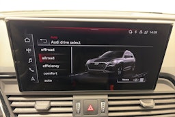 Harmaa Audi Q5 2024 kuva 27.