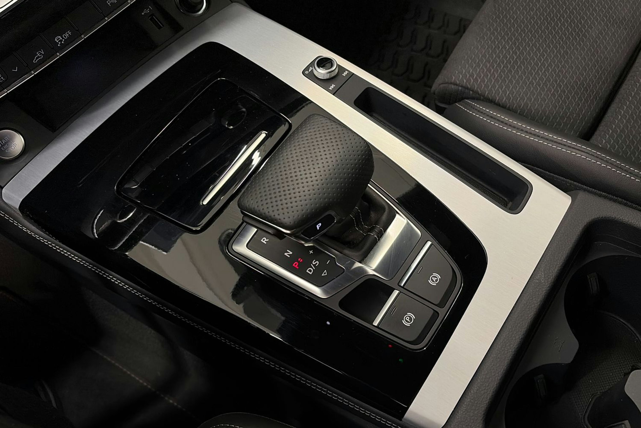 Harmaa Audi Q5 2024 kuva 30.