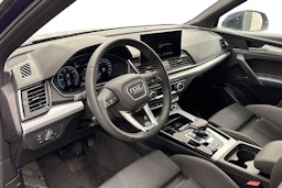 sininen Audi Q5 2024 kuva 3.