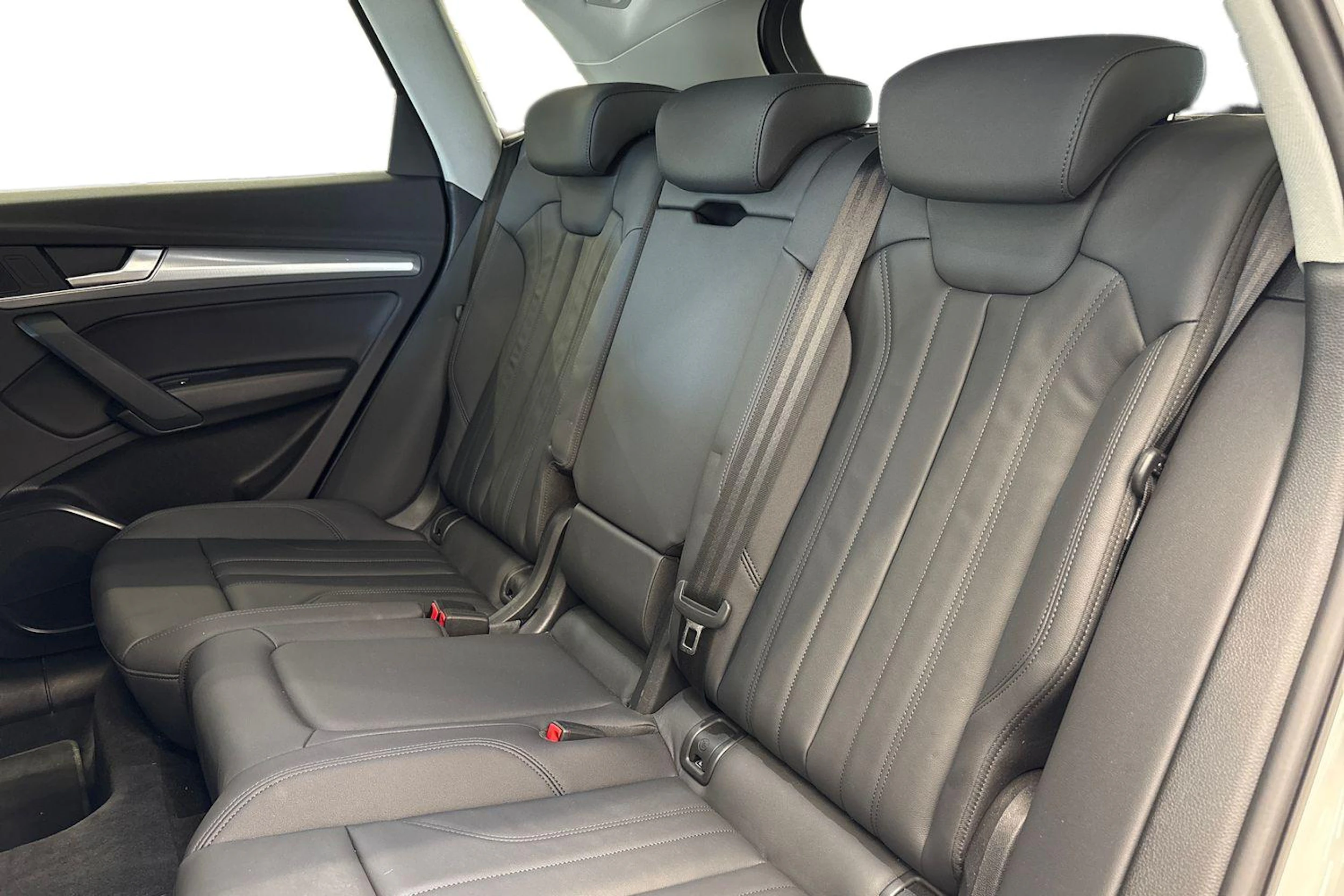 valkoinen Audi Q5 2024 kuva 8.