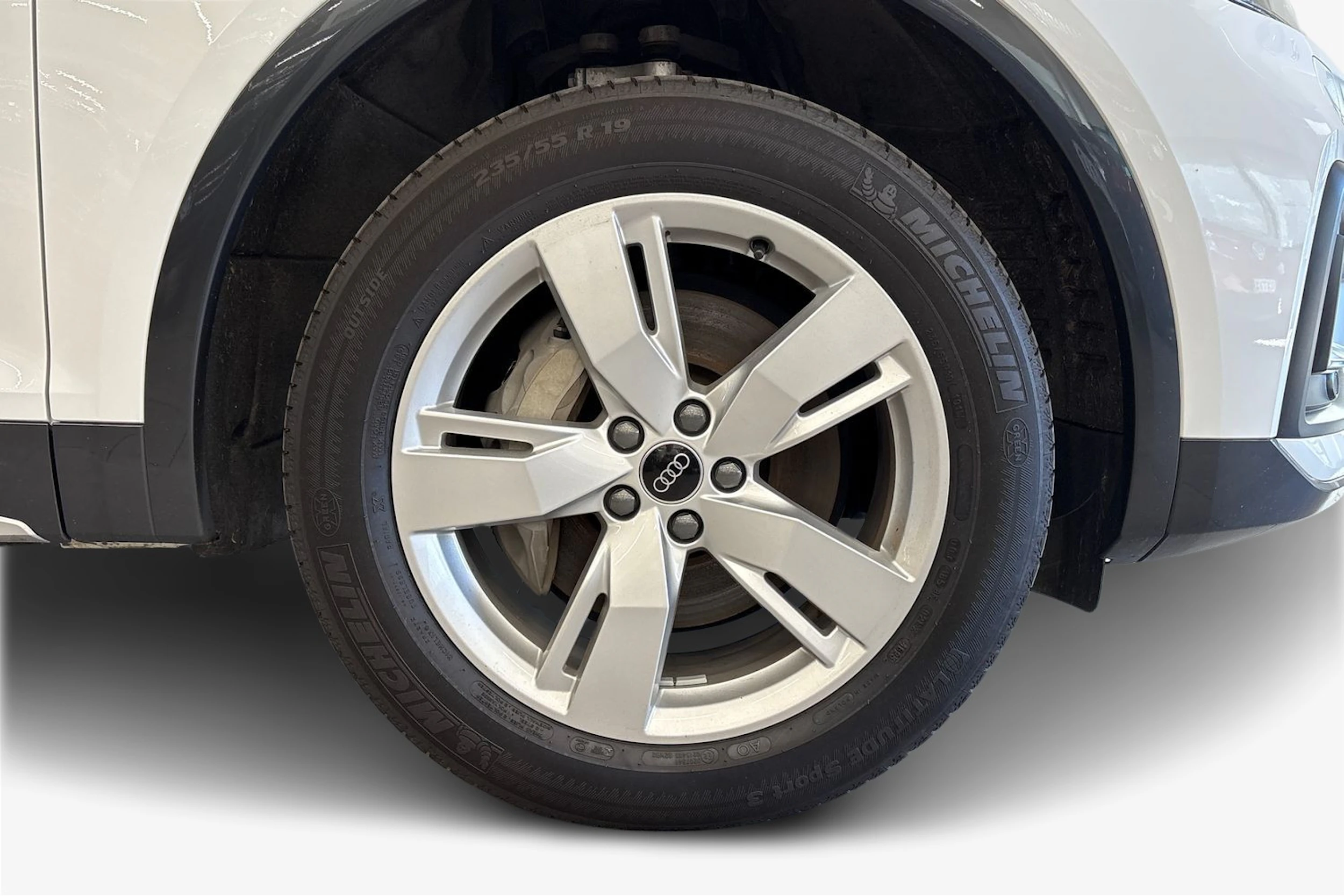 valkoinen Audi Q5 2024 kuva 9.