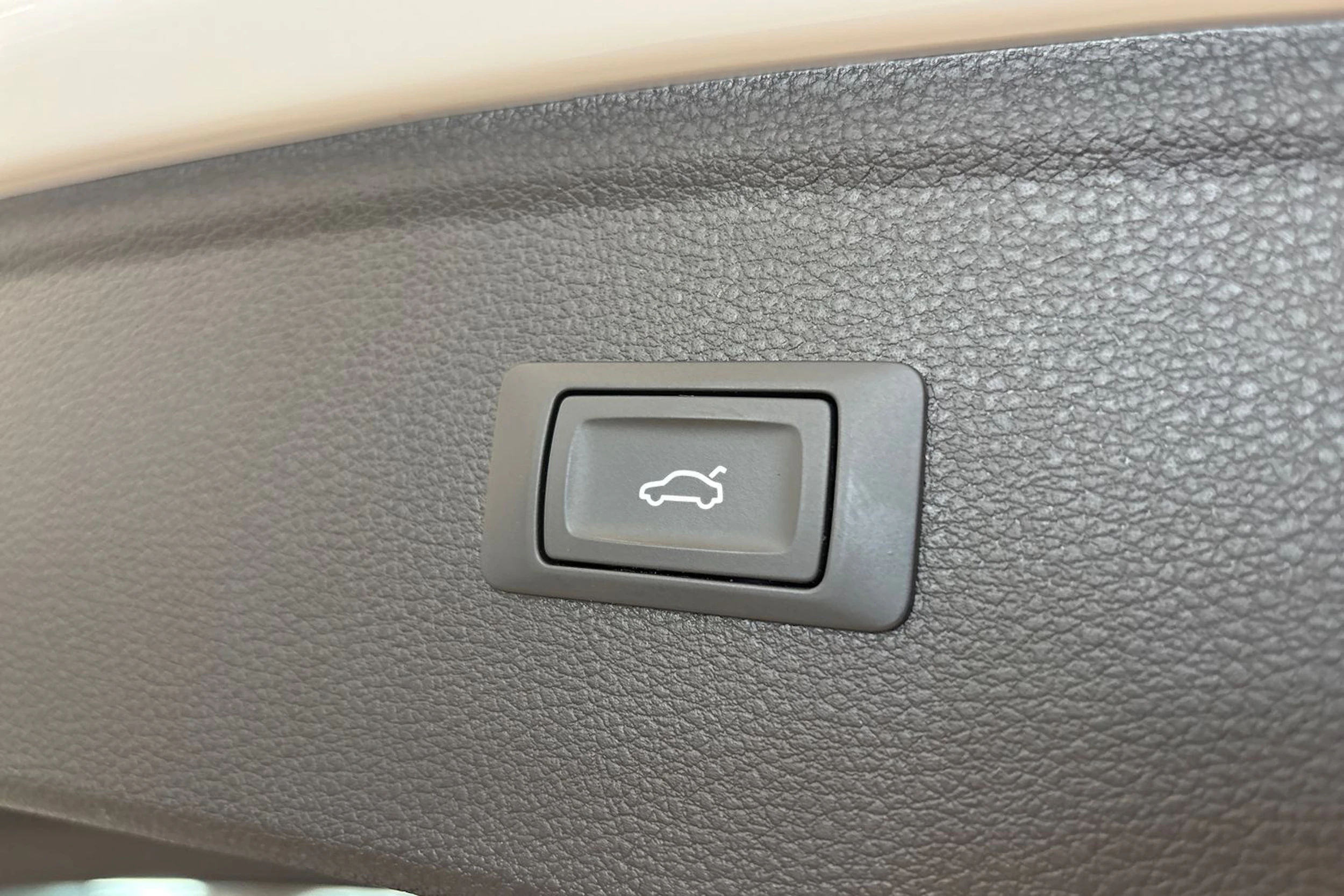 valkoinen Audi Q5 2024 kuva 15.