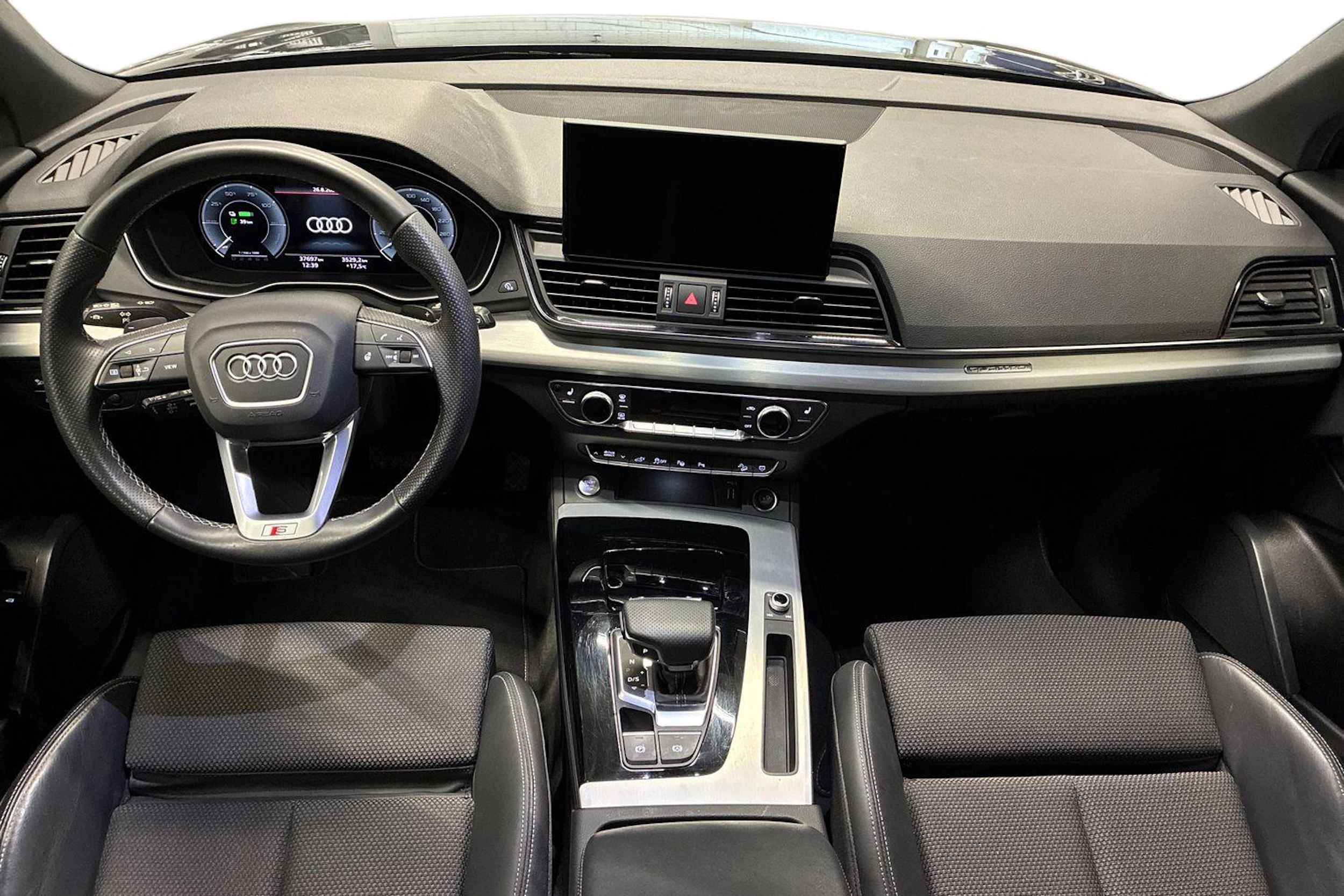 Musta Audi Q5 2024 kuva 7.