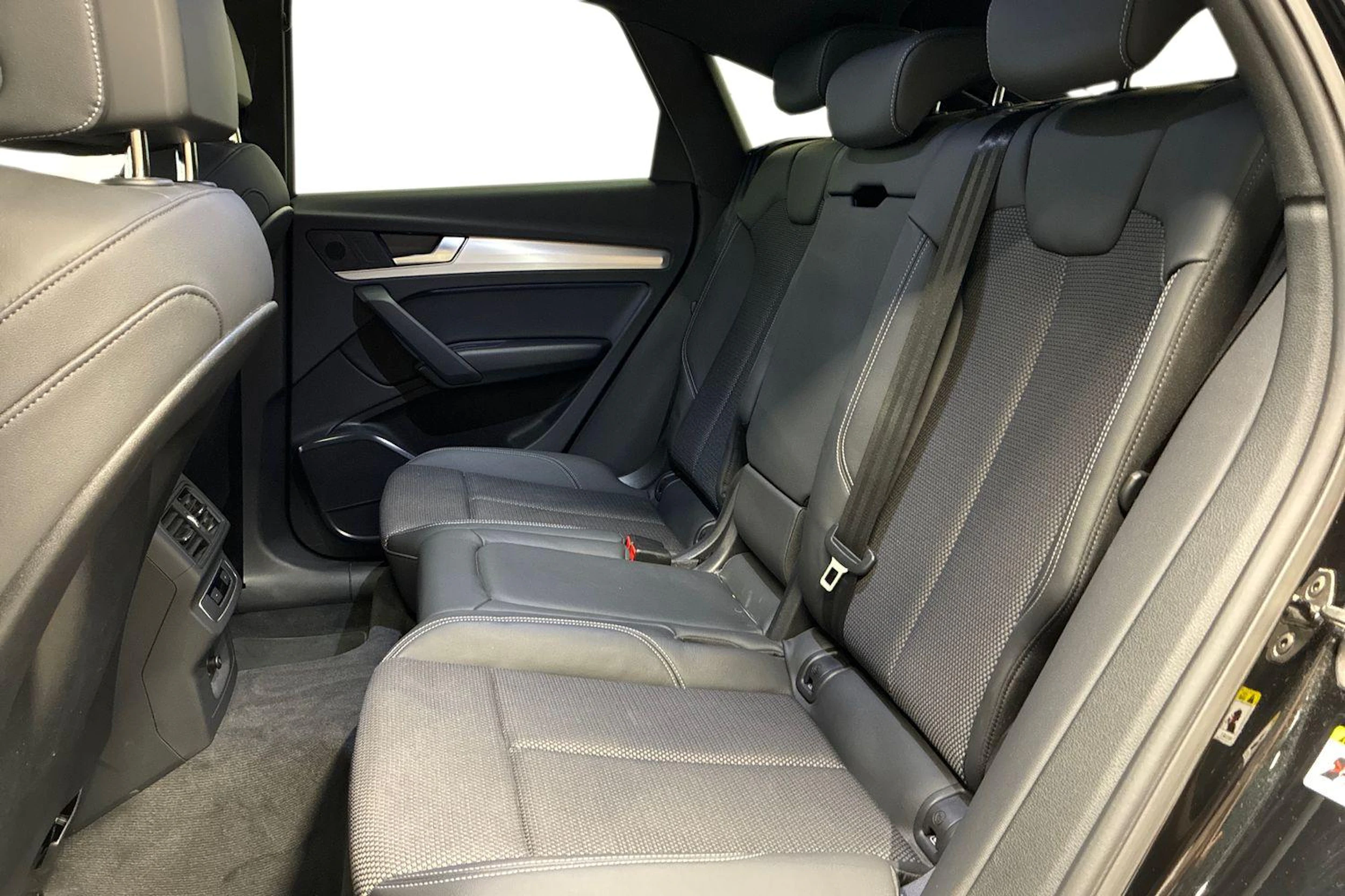 Musta Audi Q5 2024 kuva 8.