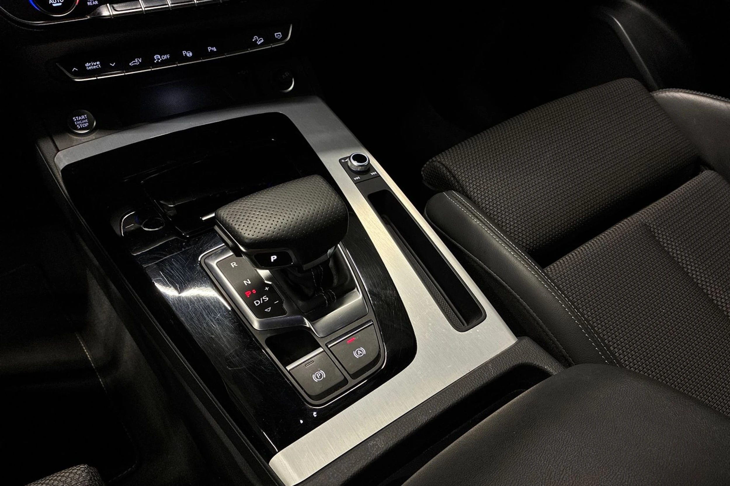 Musta Audi Q5 2024 kuva 21.