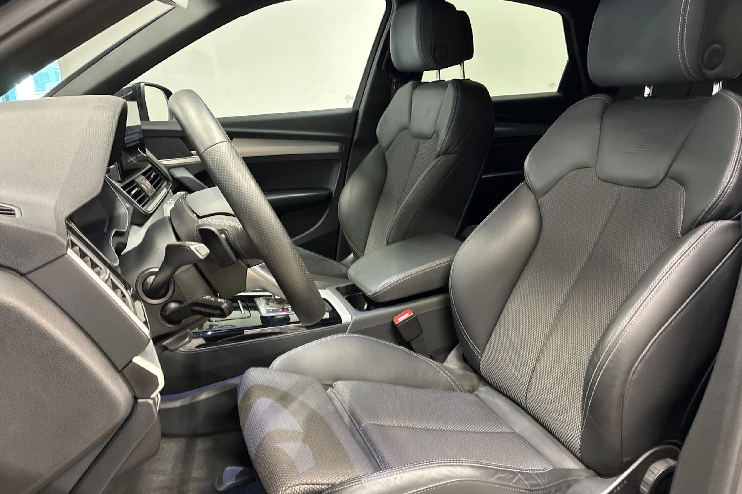Musta Audi Q5 2024 kuva 26.