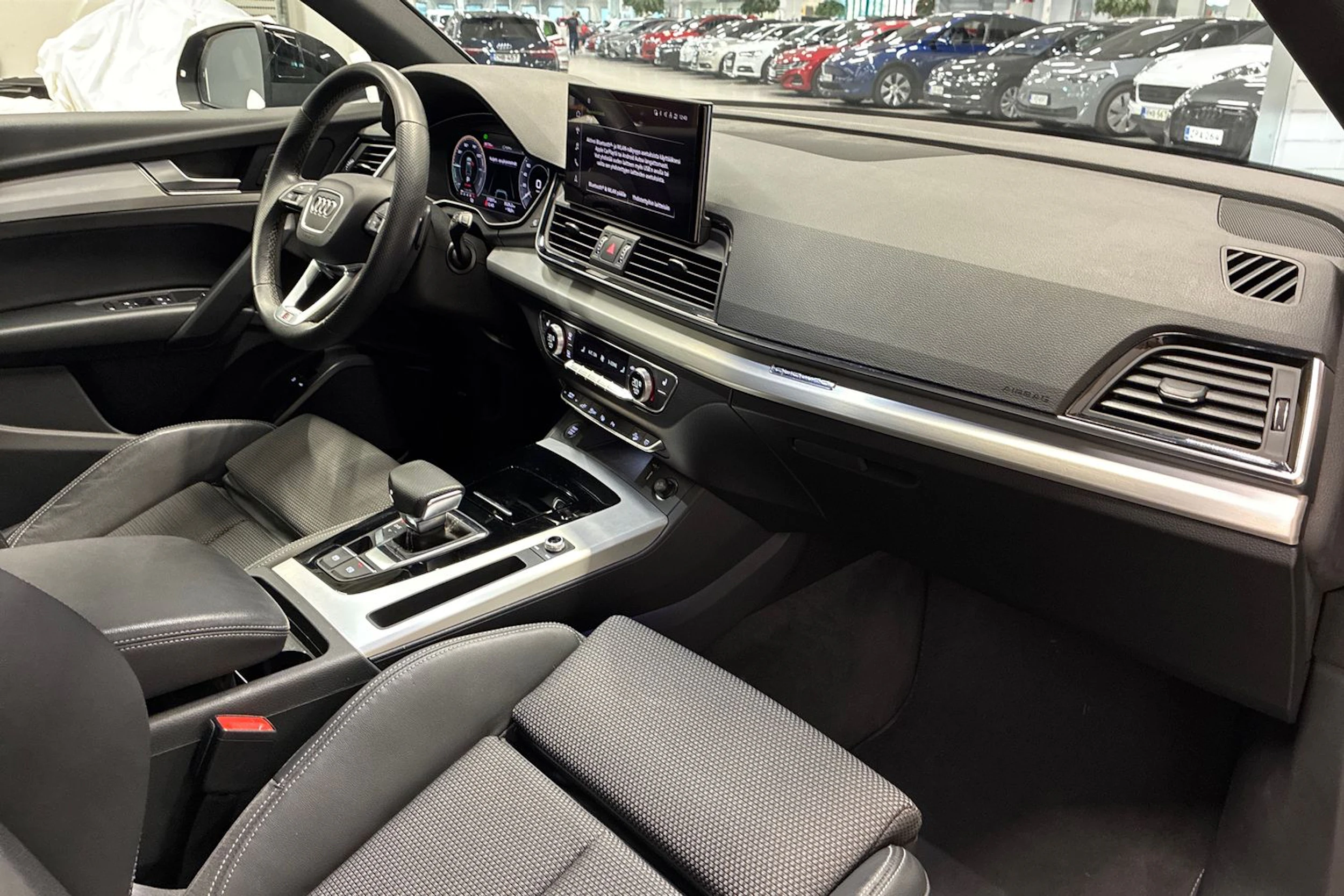 Musta Audi Q5 2024 kuva 30.