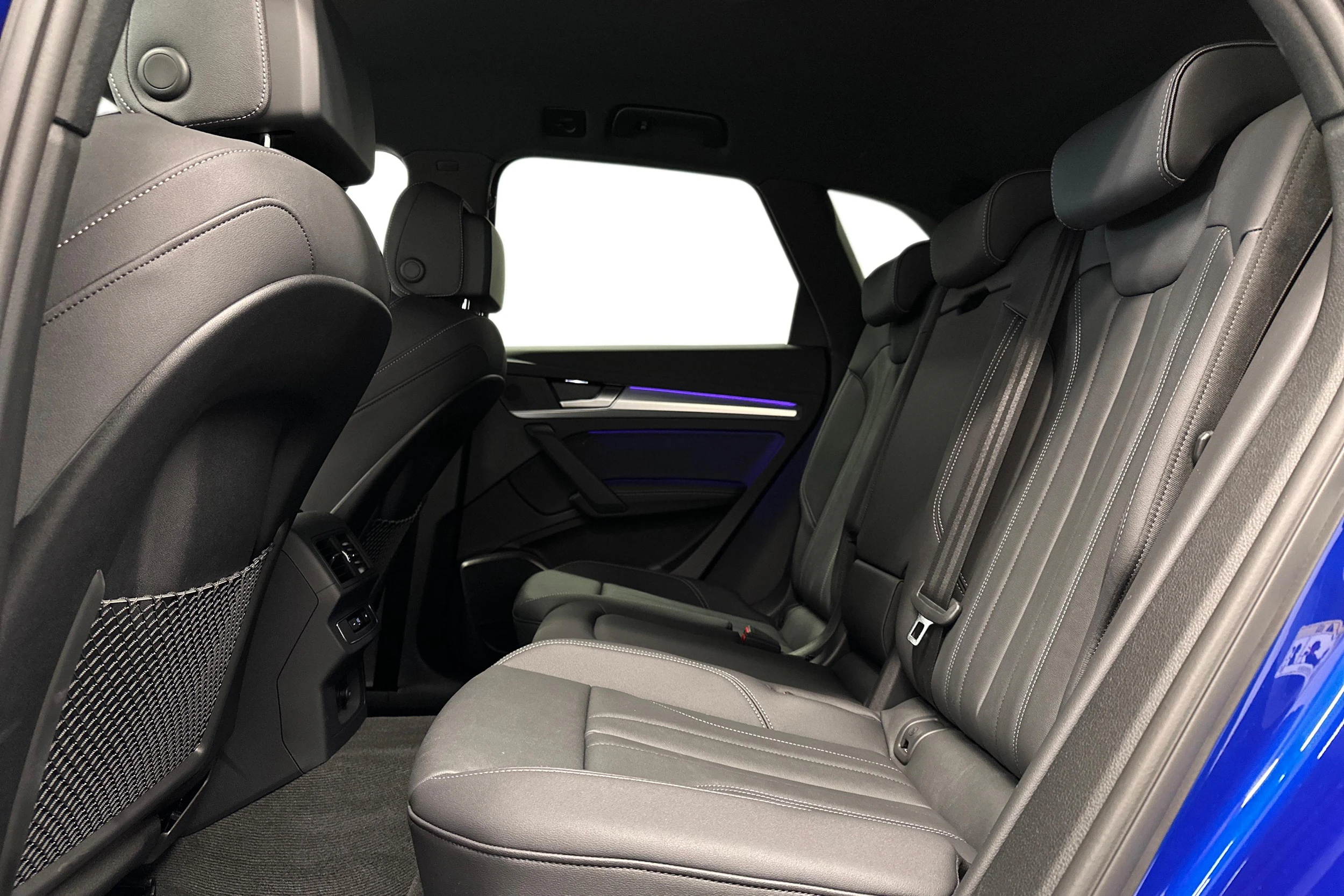 sininen Audi Q5 2025 kuva 8.