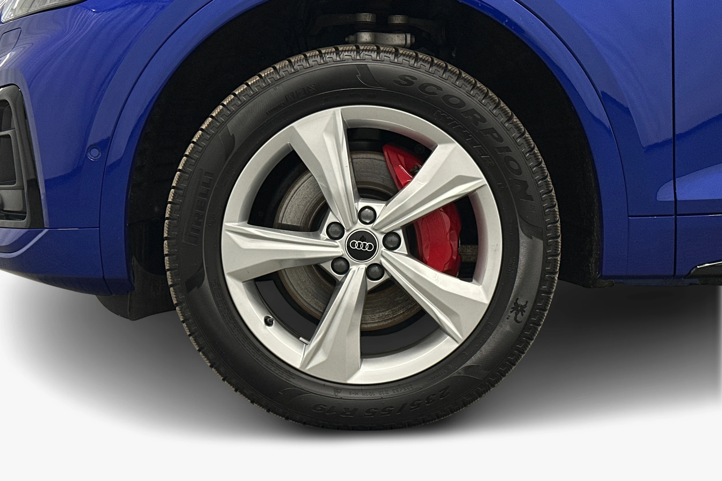 sininen Audi Q5 2025 kuva 9.