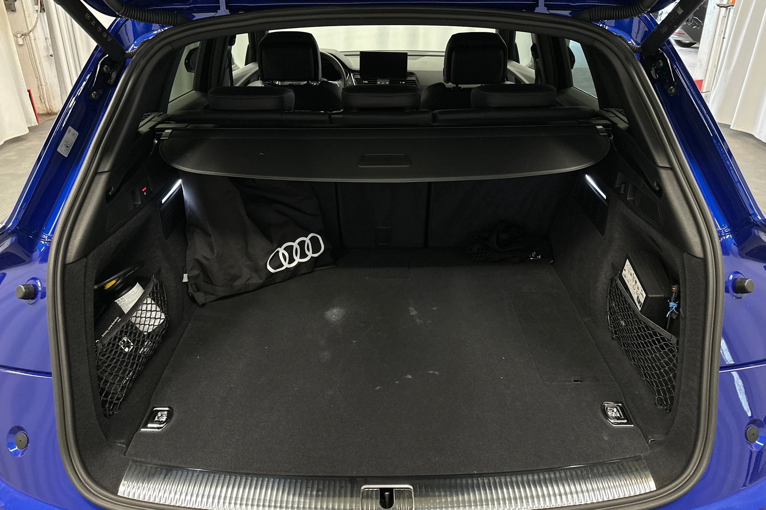 sininen Audi Q5 2025 kuva 11.
