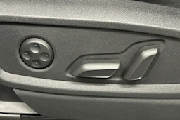 sininen Audi Q5 2025 kuva 16.