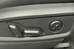 sininen Audi Q5 2025 kuva 18.
