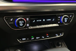 sininen Audi Q5 2025 kuva 32.