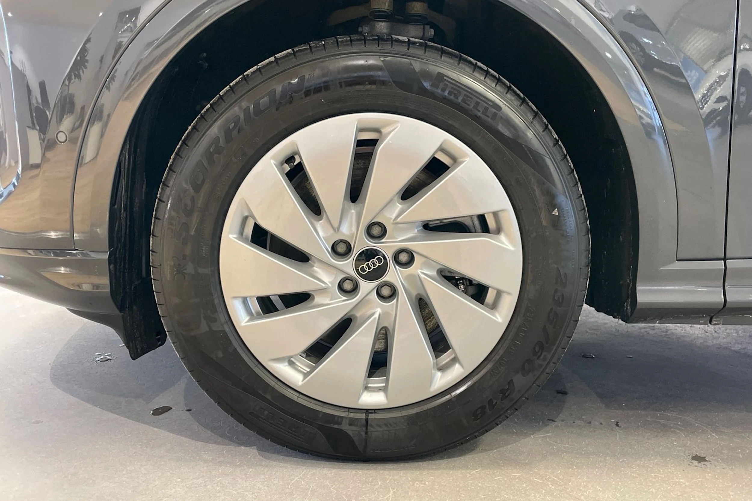 met. harmaa Audi Q5 2025 kuva 10.