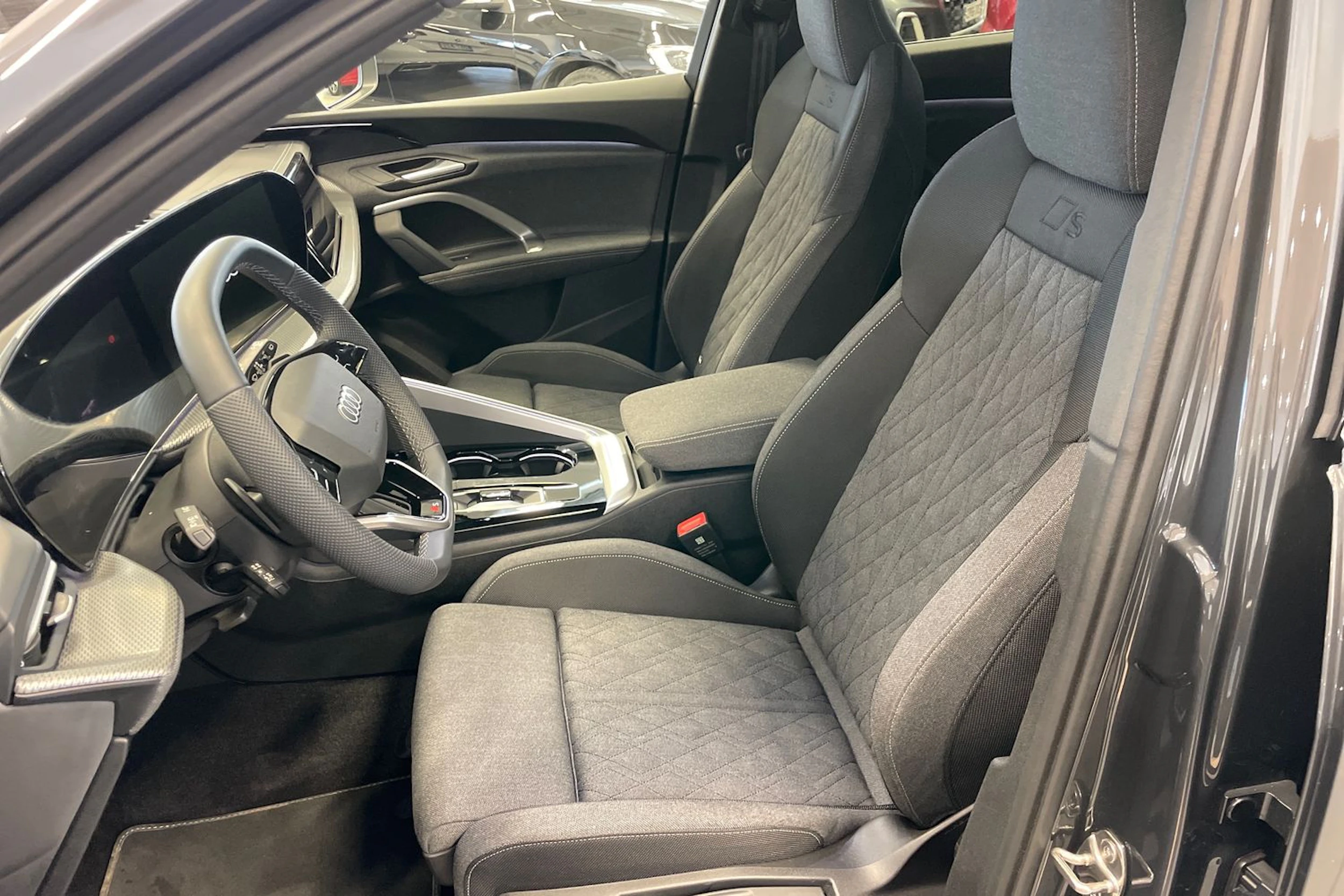 met. harmaa Audi Q5 2025 kuva 14.