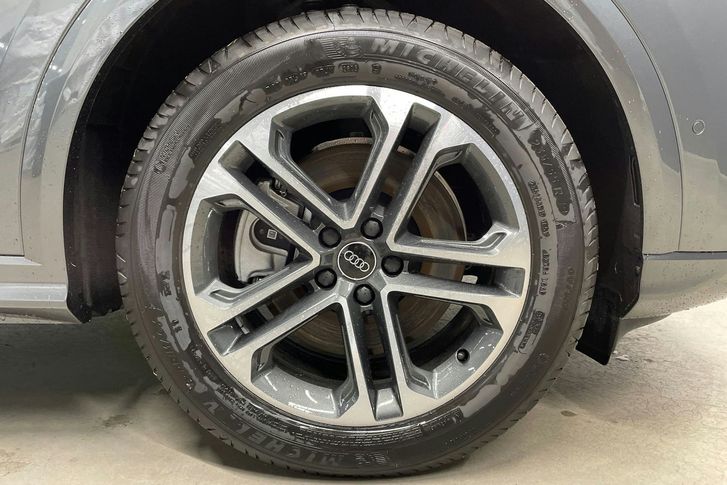 harmaa Audi Q5 2025 kuva 11.