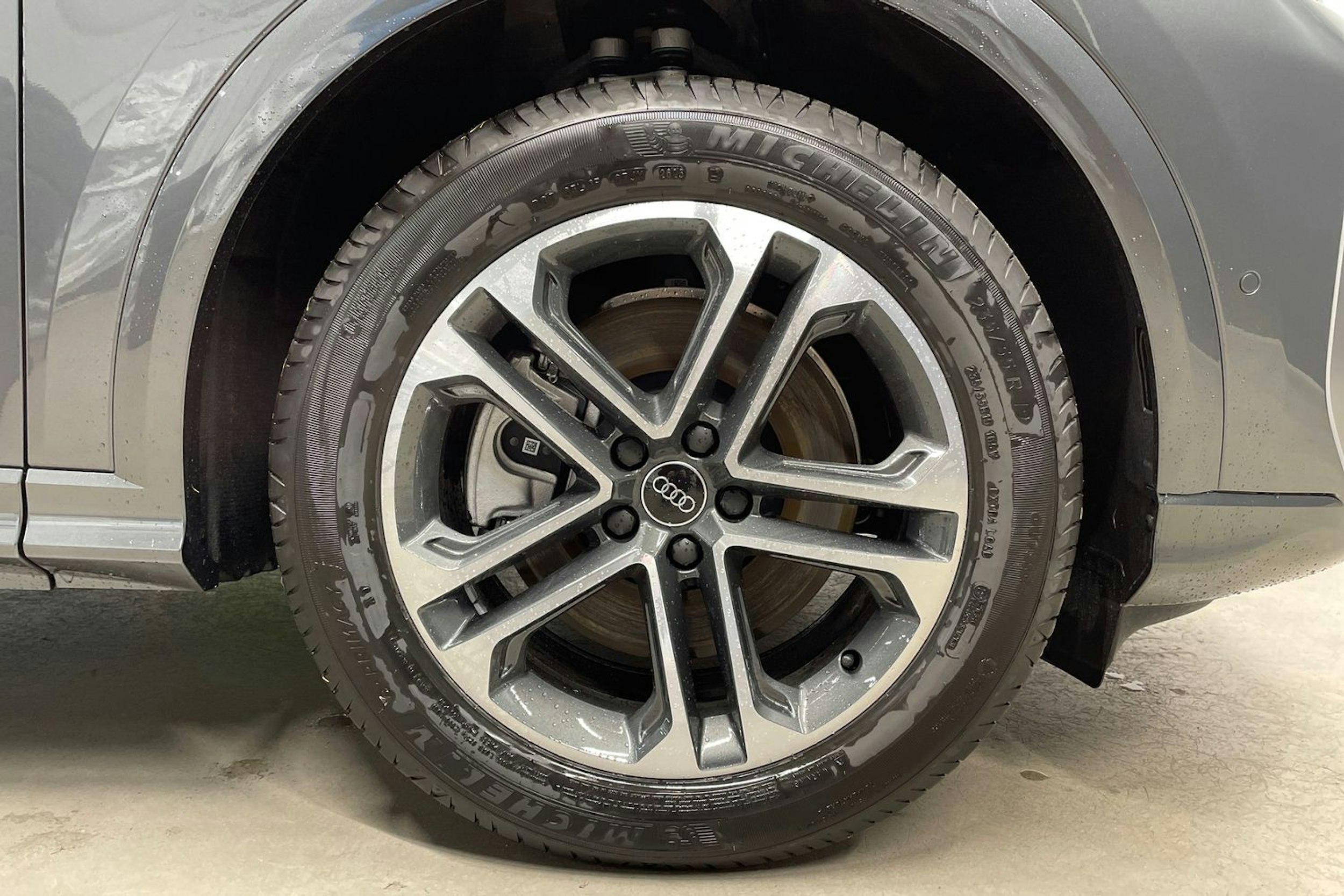 harmaa Audi Q5 2025 kuva 13.