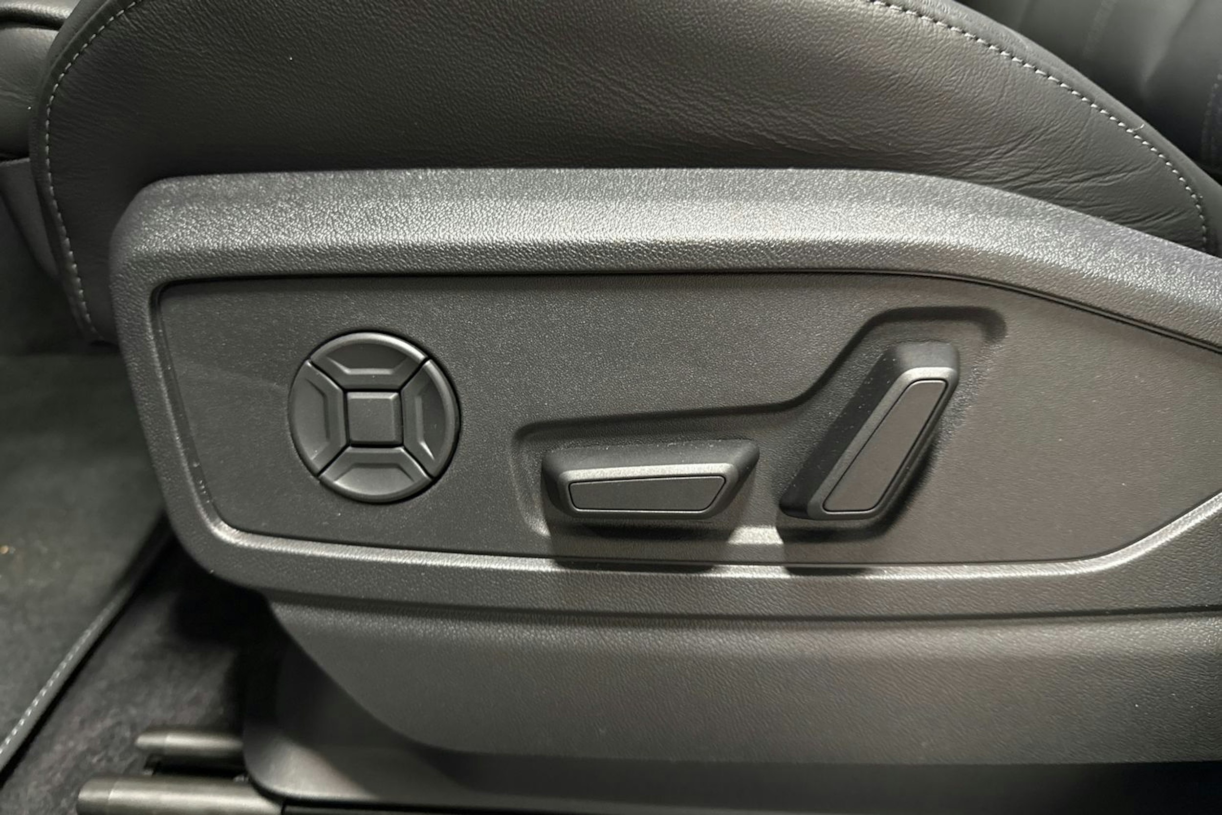 met. vihreä Audi Q5 2025 kuva 15.